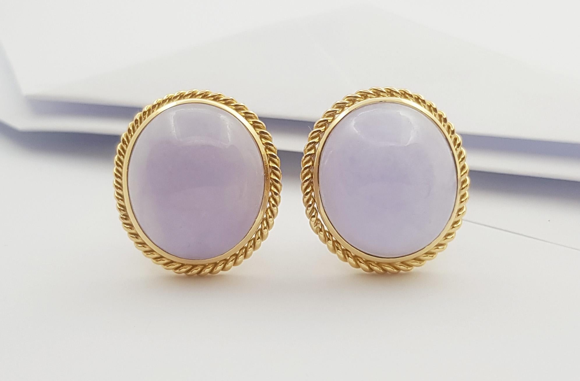 Lavender Jade Earrings set in 18K Gold Settings In New Condition For Sale In Bangkok, TH