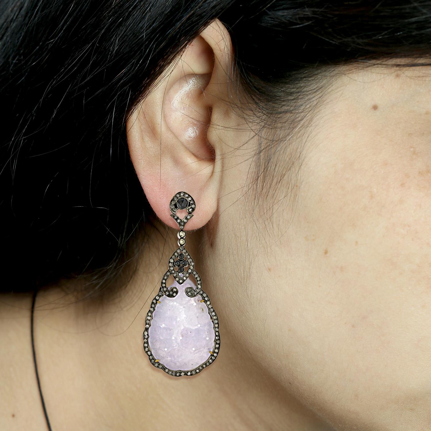Orecchini di giada lavanda a forma di pera con diamanti in oro e argento. Questo orecchino con diamante bianco e nero è realizzato in argento e oro.

Chiusura: Posizionamento a pressione

18k: 2gms
Diamante: 3,7ct
Slv: 11.39gm
Giada: 41,10ct