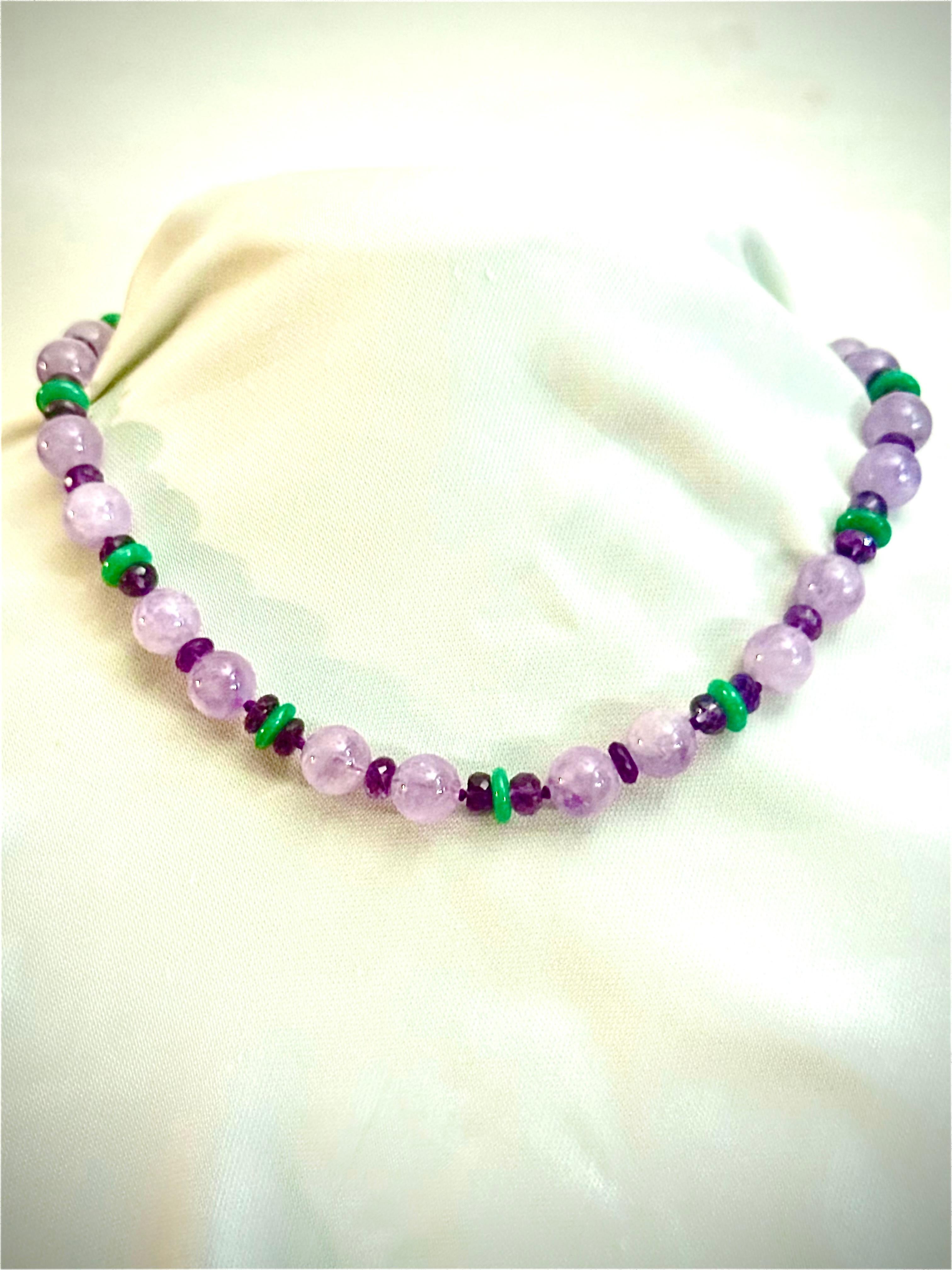 È una splendida collana di giada color lavanda. Le perline rotonde e lucide sono di una bella tonalità di lavanda che ricorda i fiori di lillà. 

Le perle di giada sono affiancate da rondelle di ametista viola intenso micro-sfaccettate. Tra le