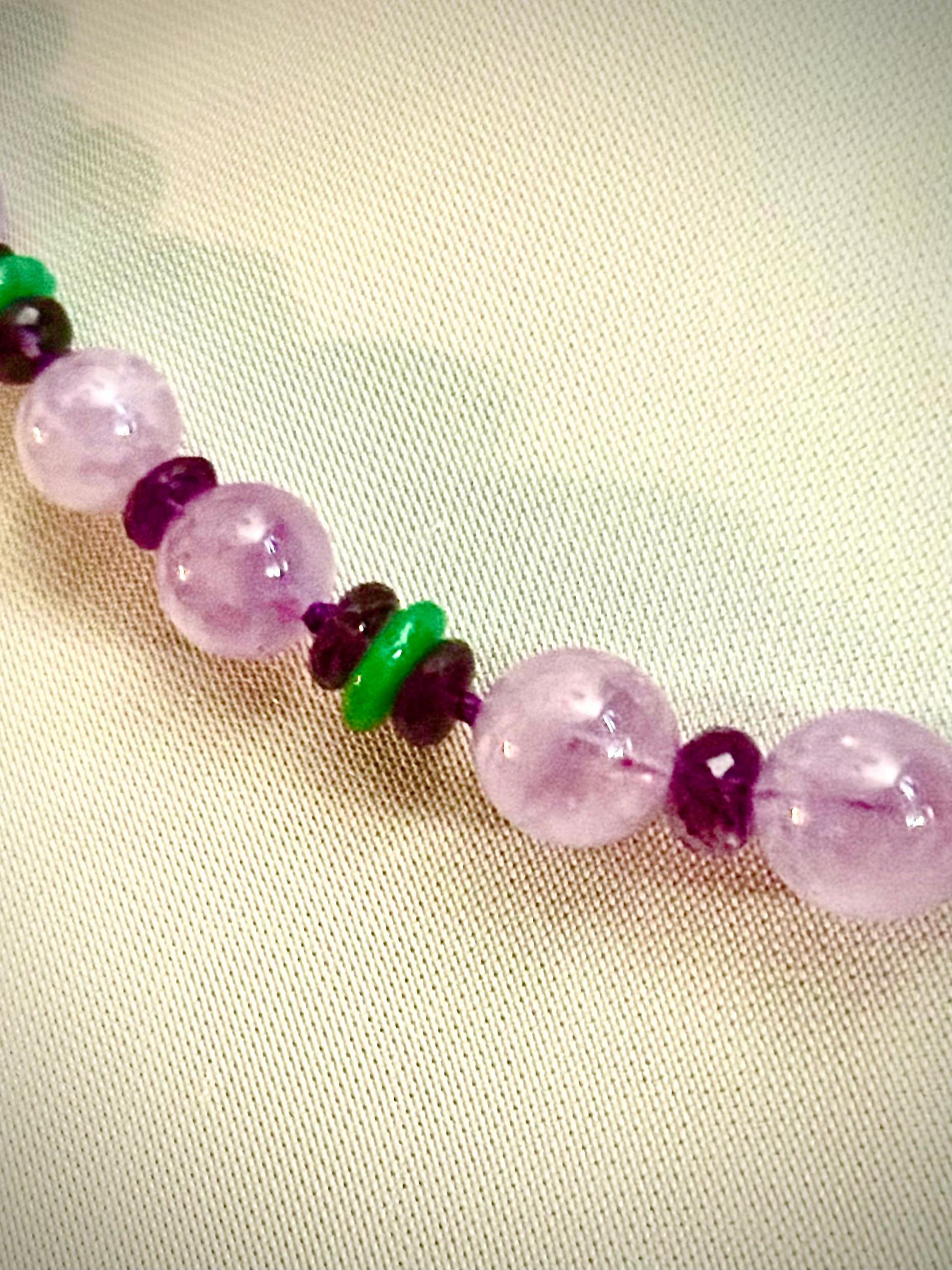Collana in giada color lavanda, crisoprasio verde e ametista in vendita 1