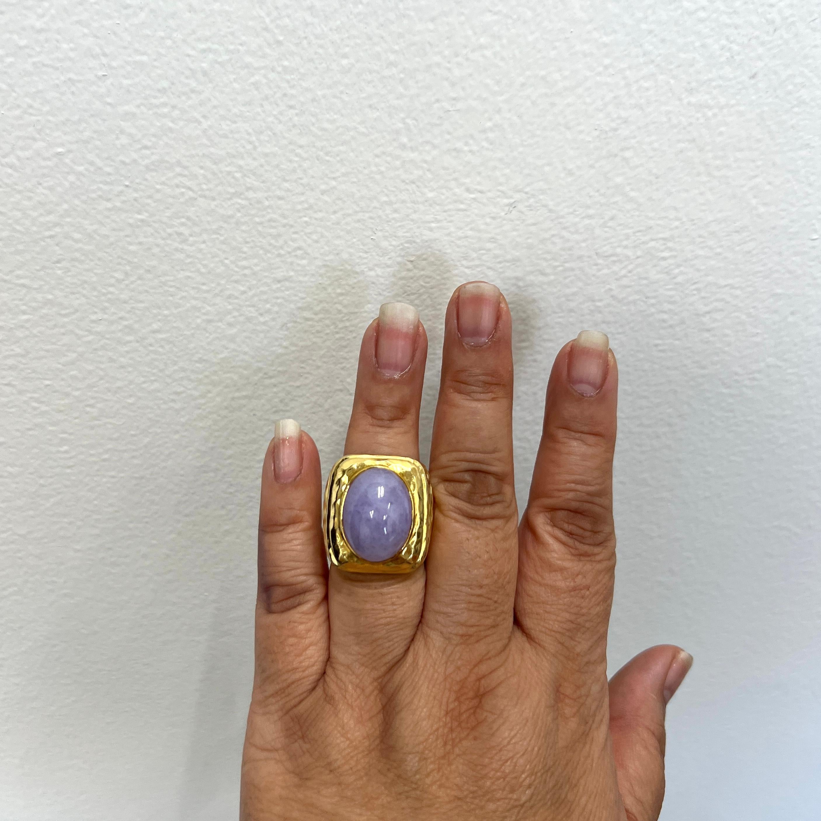 Splendido cabochon ovale di giada lavanda in una montatura in oro giallo 18k fatta a mano.  Anello misura 7,5.
