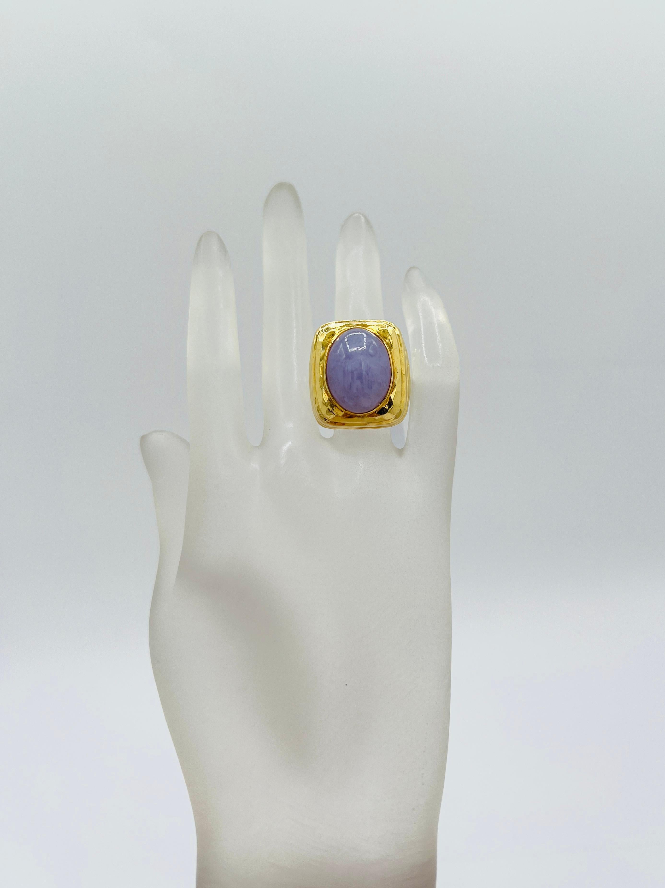 Cabochon Anello con cabochon ovale di giada lavanda in oro giallo 18 carati in vendita
