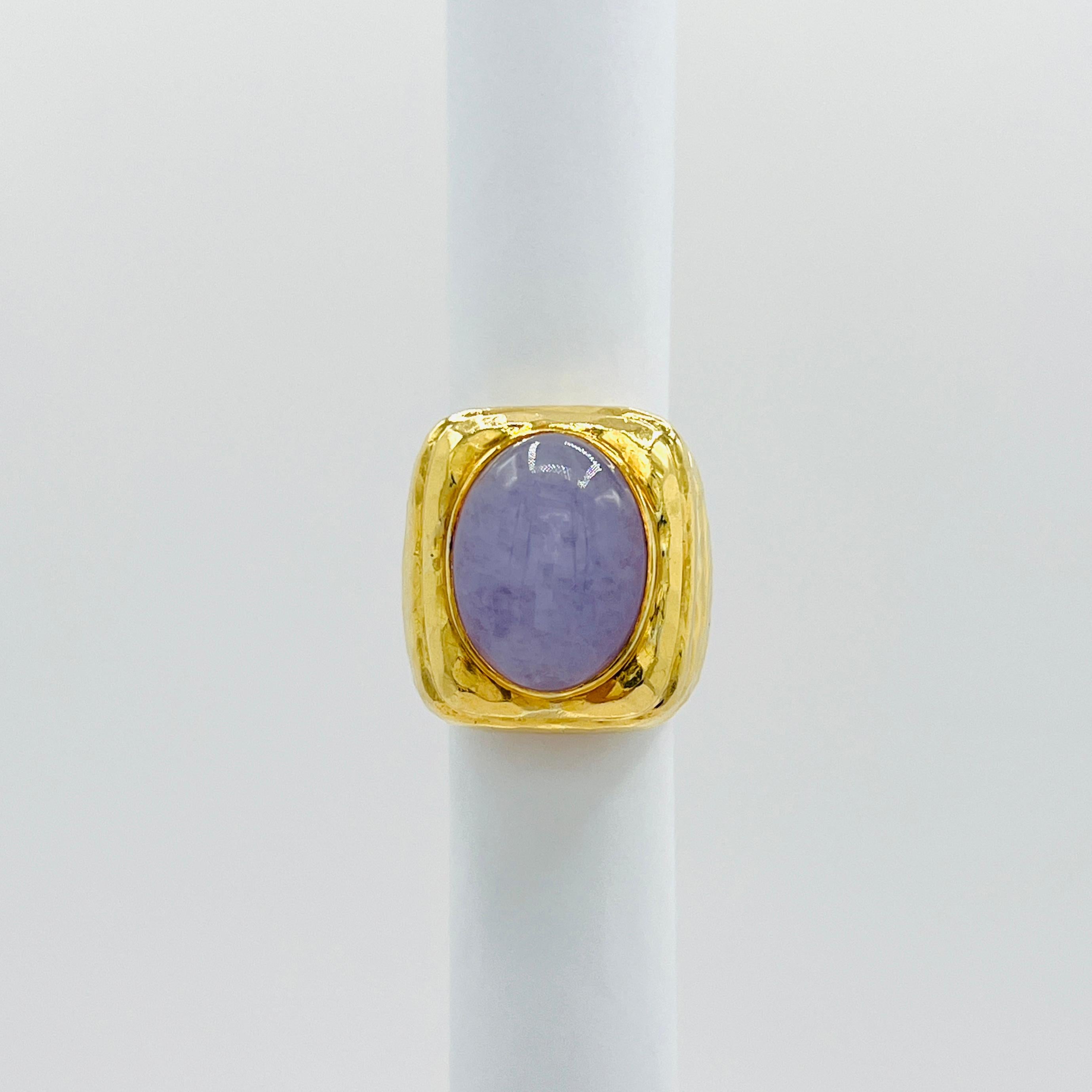 Anello con cabochon ovale di giada lavanda in oro giallo 18 carati In condizioni Nuovo in vendita a Los Angeles, CA