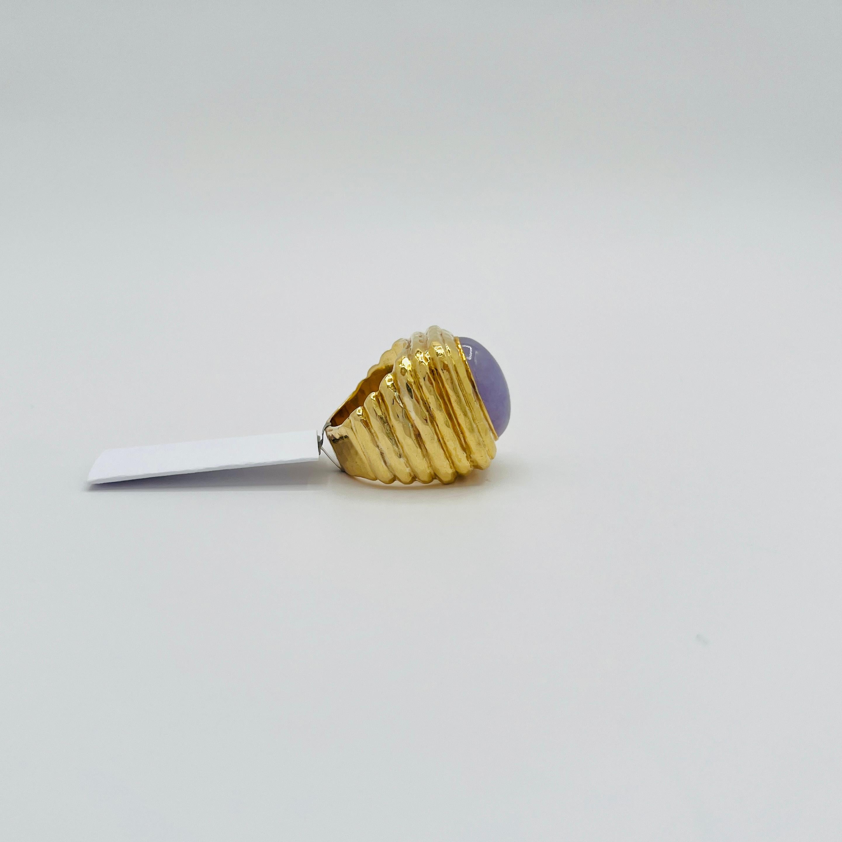 da uomo o donna Anello con cabochon ovale di giada lavanda in oro giallo 18 carati in vendita