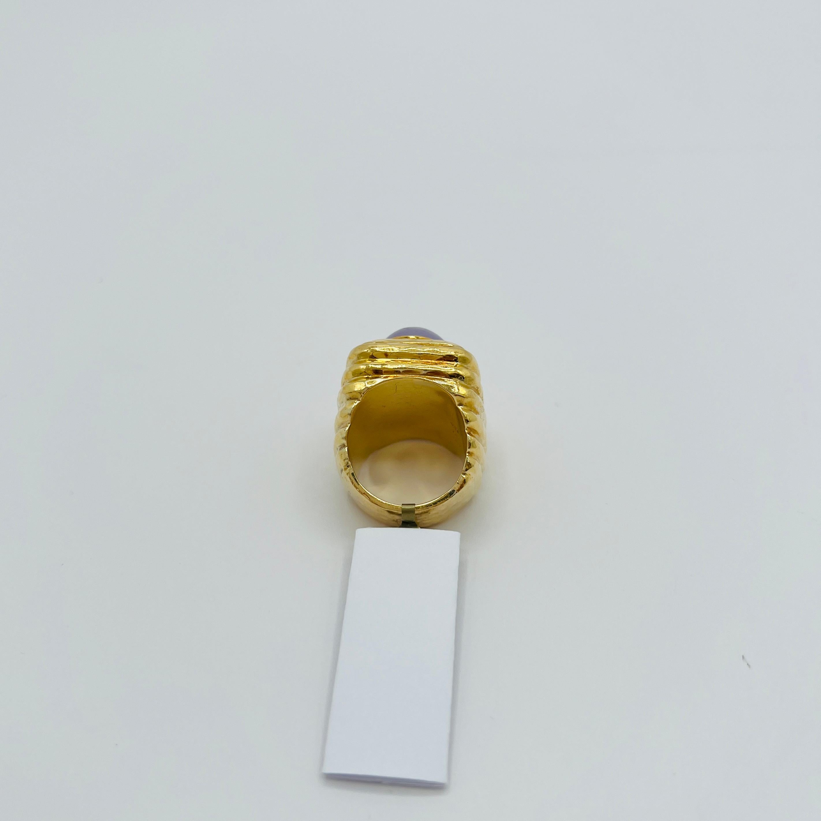Anello con cabochon ovale di giada lavanda in oro giallo 18 carati in vendita 1