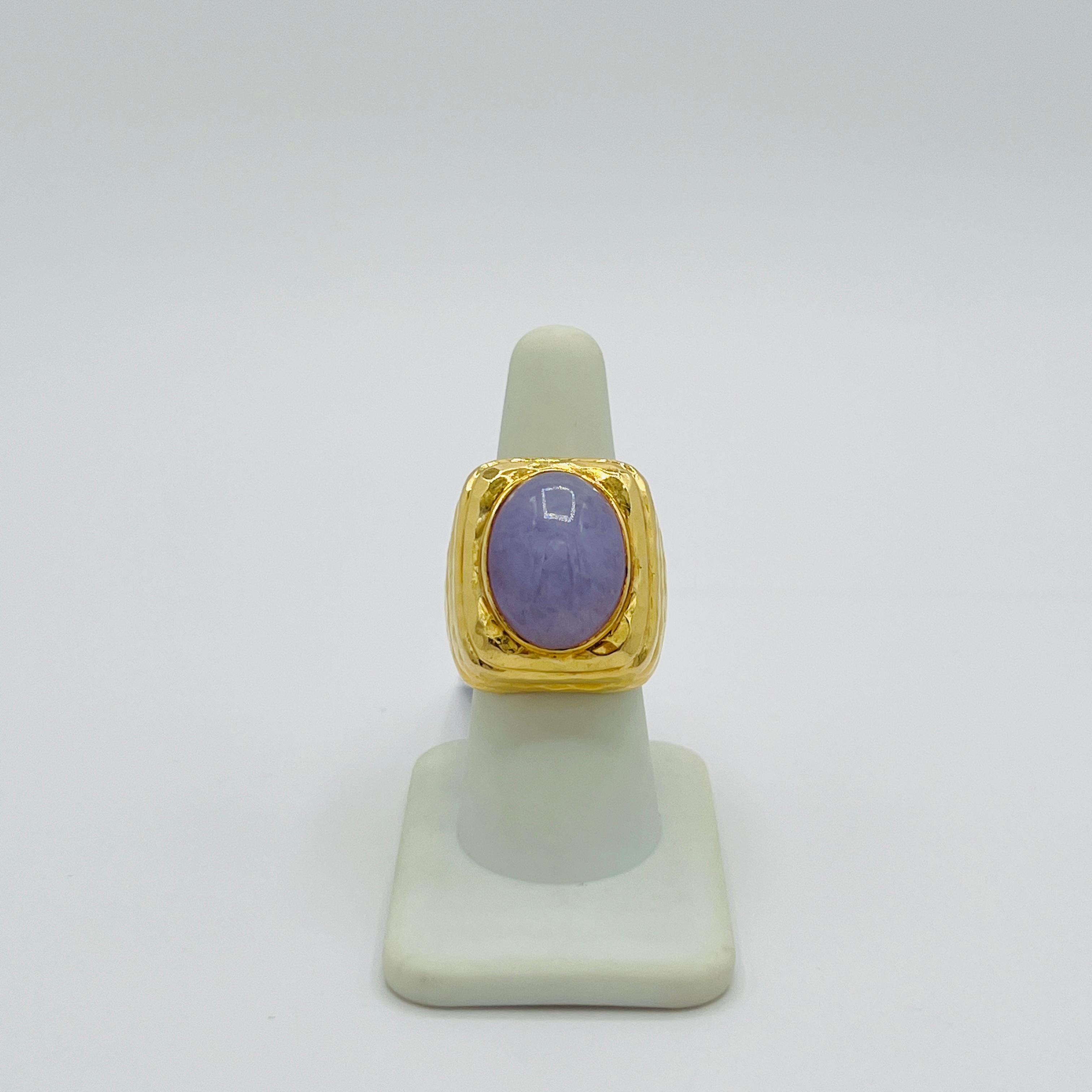 Anello con cabochon ovale di giada lavanda in oro giallo 18 carati in vendita 2