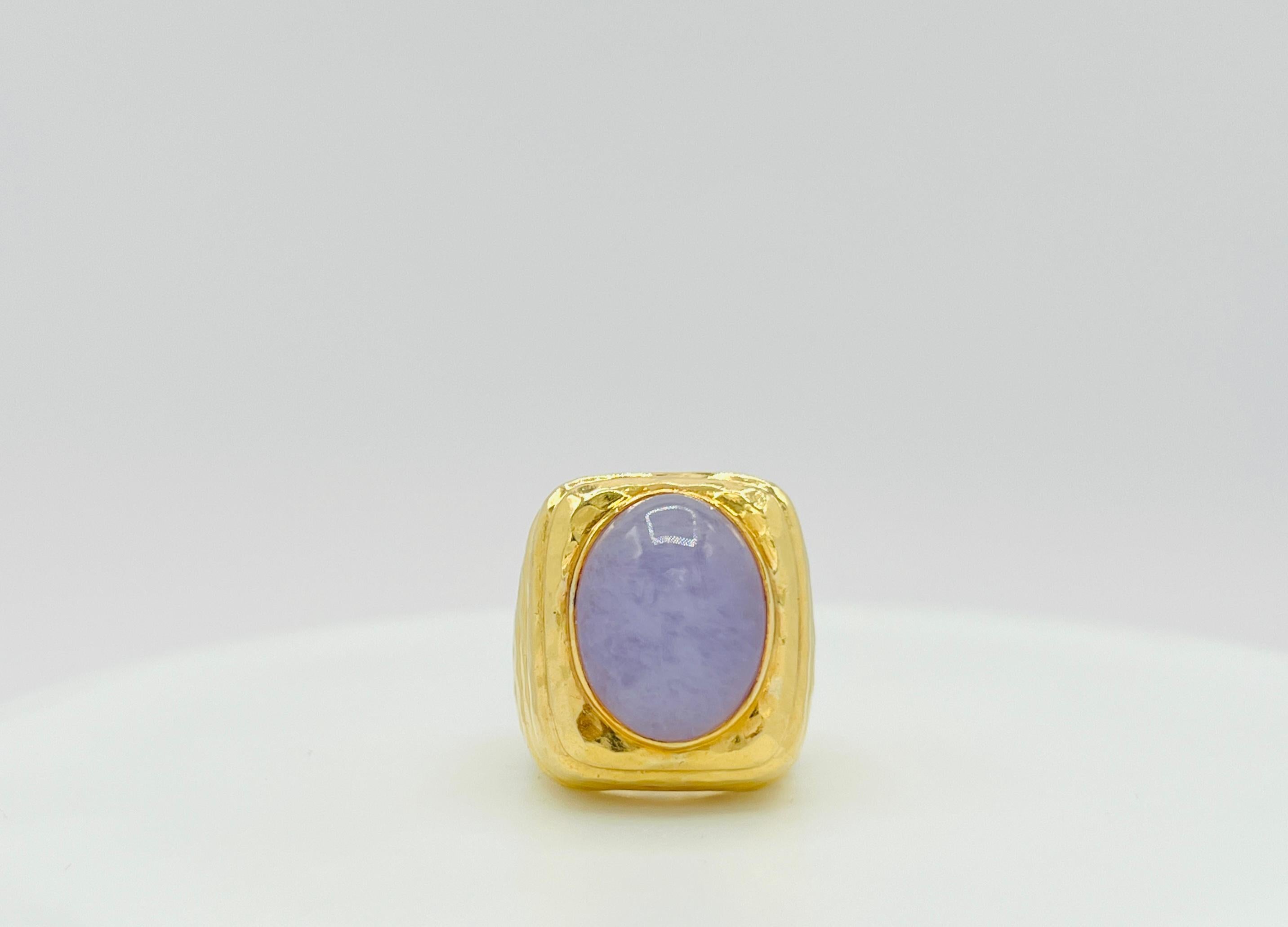 Anello con cabochon ovale di giada lavanda in oro giallo 18 carati in vendita 3