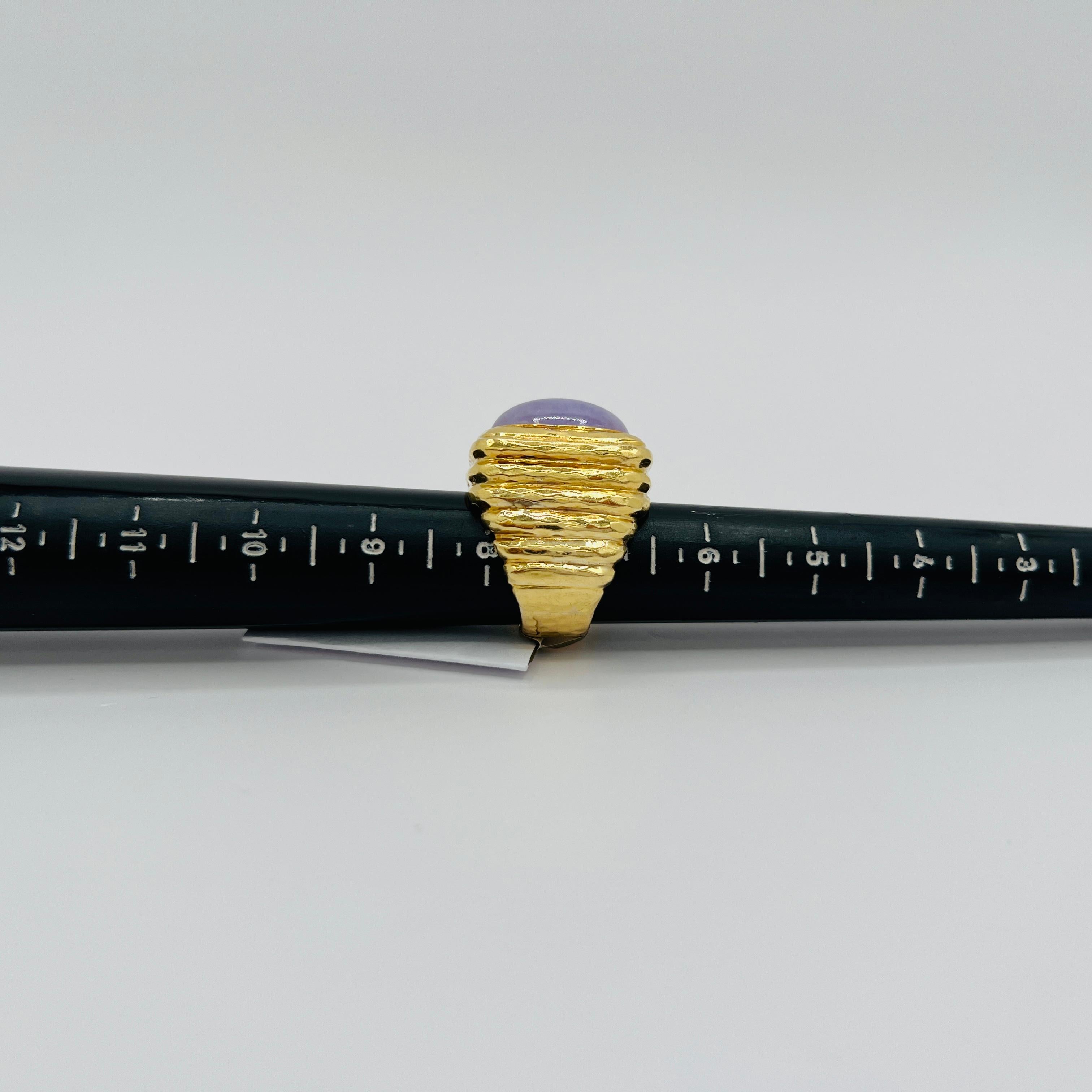 Anello con cabochon ovale di giada lavanda in oro giallo 18 carati in vendita 4