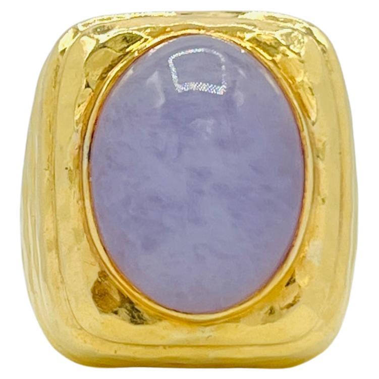 Anello con cabochon ovale di giada lavanda in oro giallo 18 carati in vendita