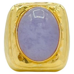Anello con cabochon ovale di giada lavanda in oro giallo 18 carati