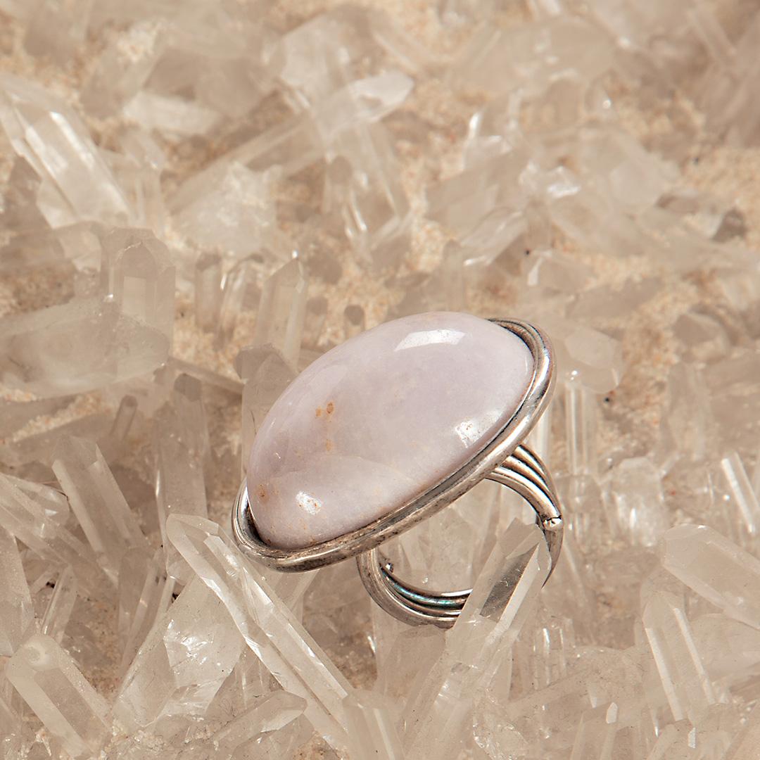 Ce design minimaliste met en valeur un précieux cabochon de jade lavande naturel. La bague en argent sterling met en valeur la couleur blanche, entourée d'une touche glamour et d'un design excentrique à 3 anneaux. 
 
Inspiré par la simplicité de la