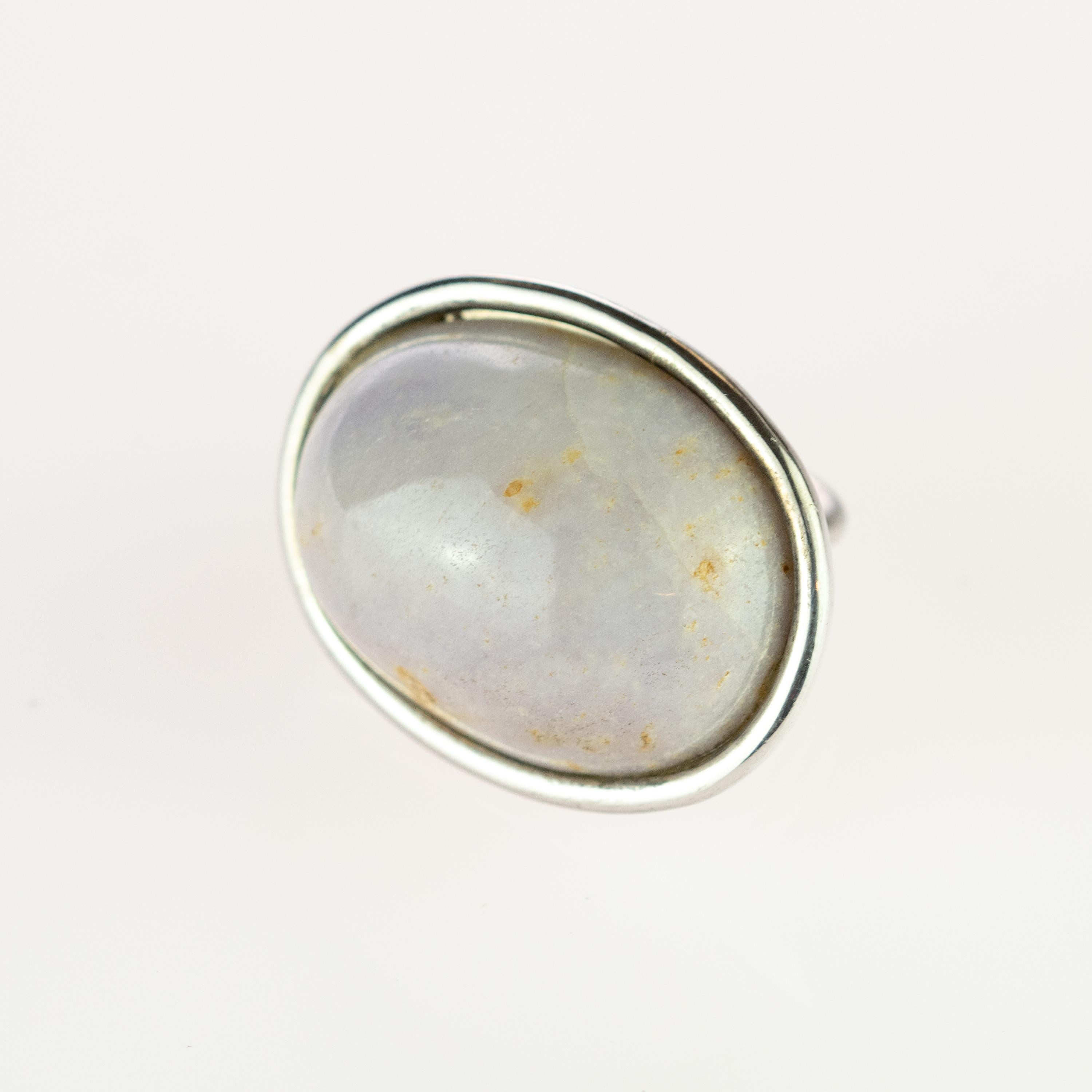 Art déco Bague cocktail Intini rétro en argent sterling avec cabochon ovale en jade lavande en vente