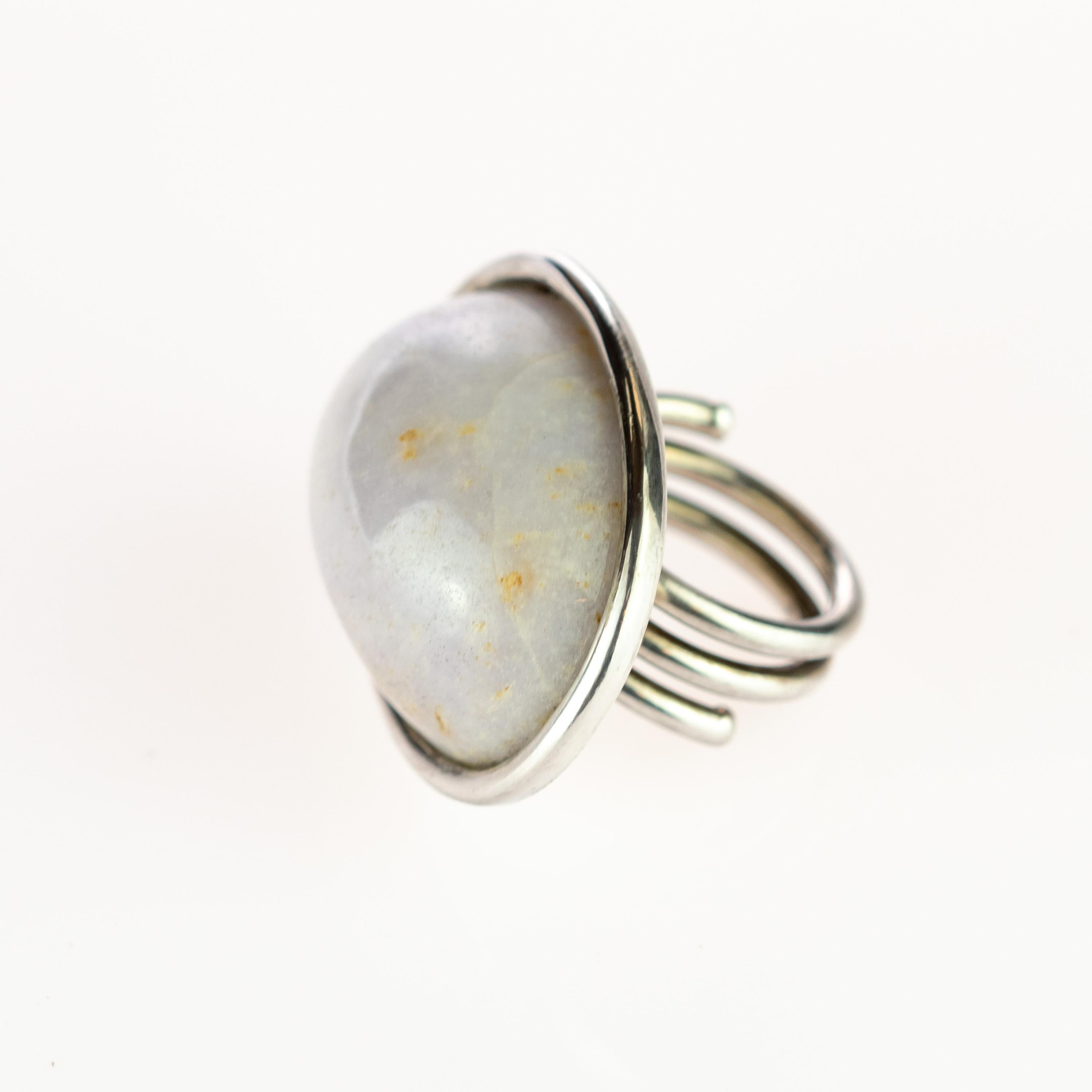 Taille cabochon Bague cocktail Intini rétro en argent sterling avec cabochon ovale en jade lavande en vente