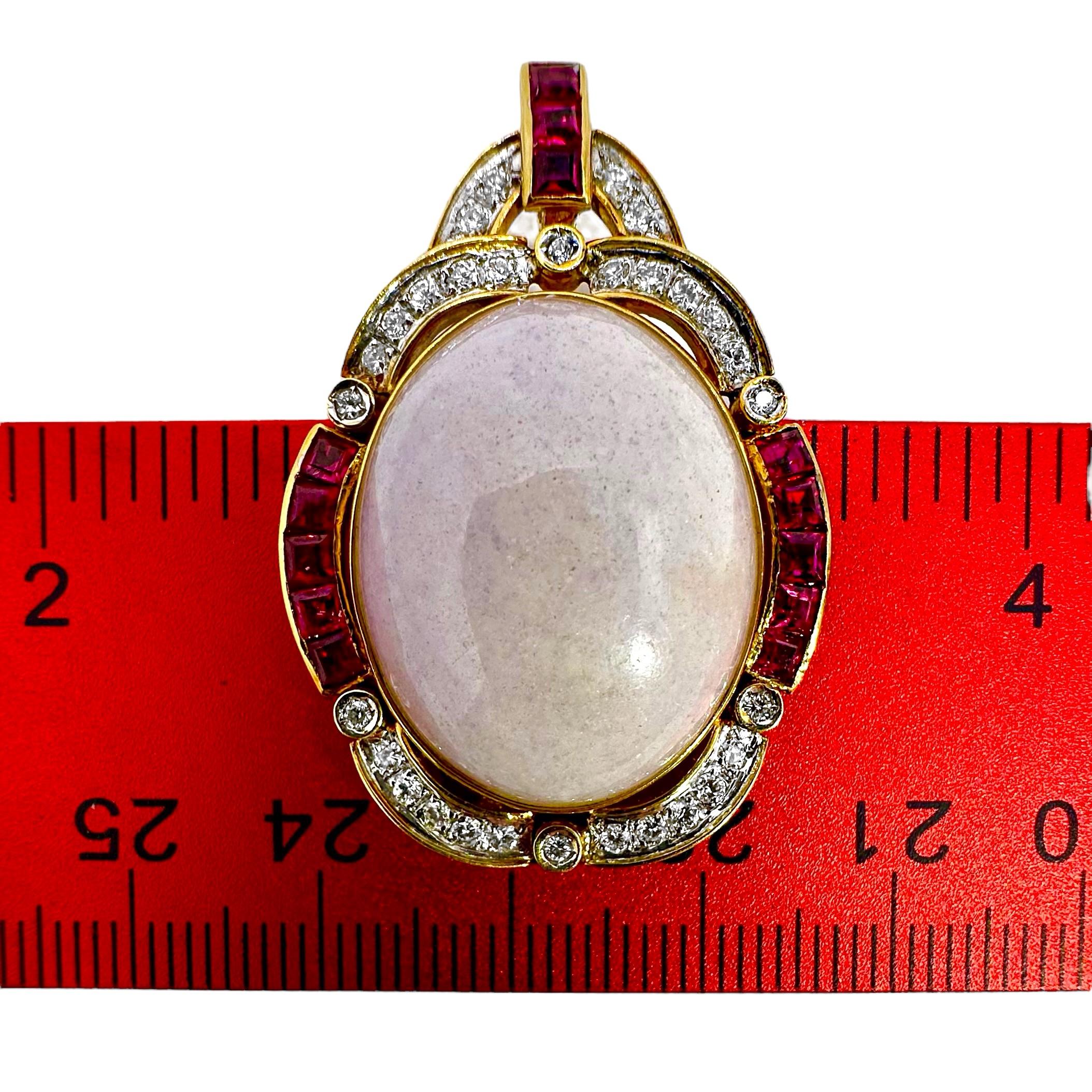 Cabochon Ciondolo di giada lavanda in oro giallo 14K con diamanti e rubini in vendita