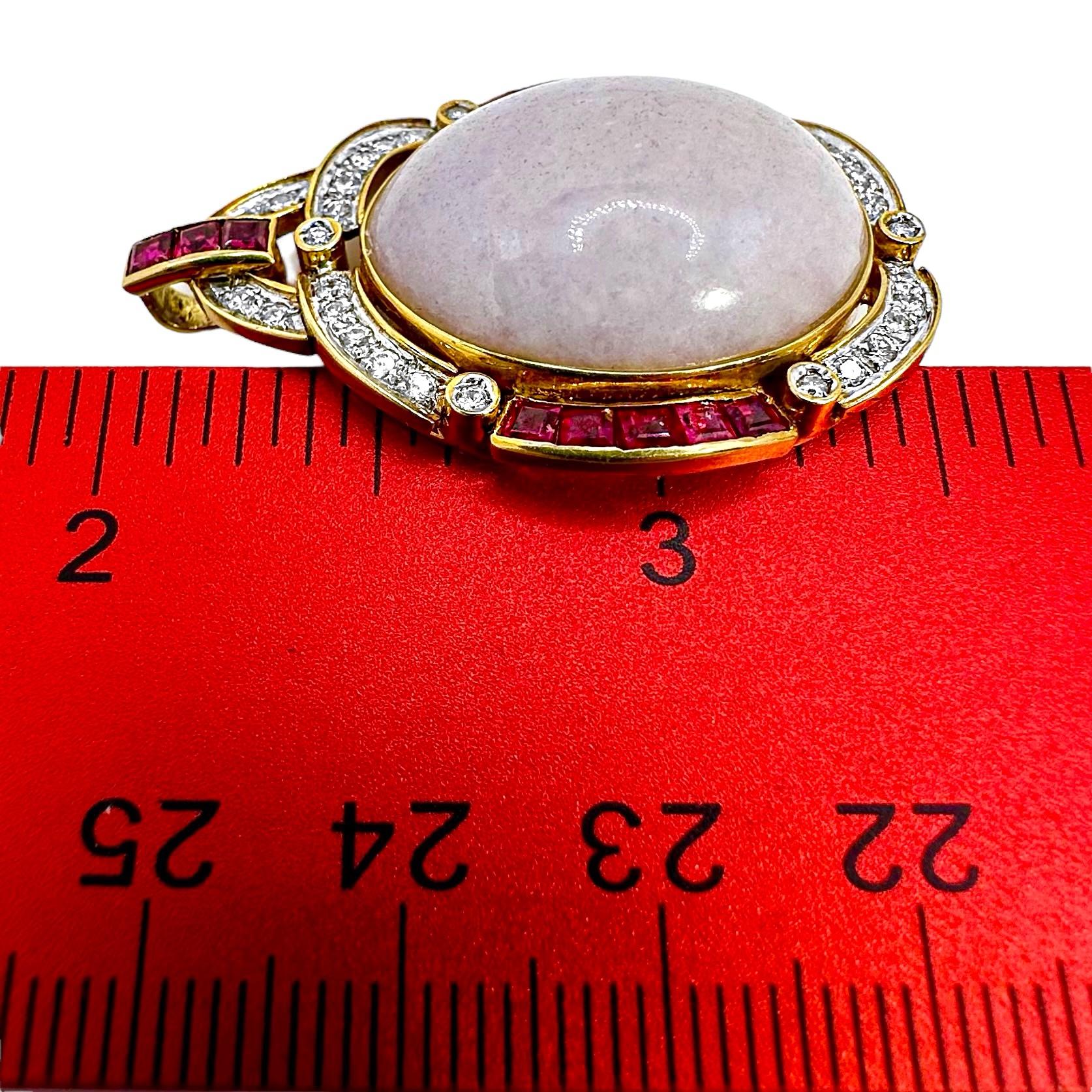 Ciondolo di giada lavanda in oro giallo 14K con diamanti e rubini In condizioni buone in vendita a Palm Beach, FL