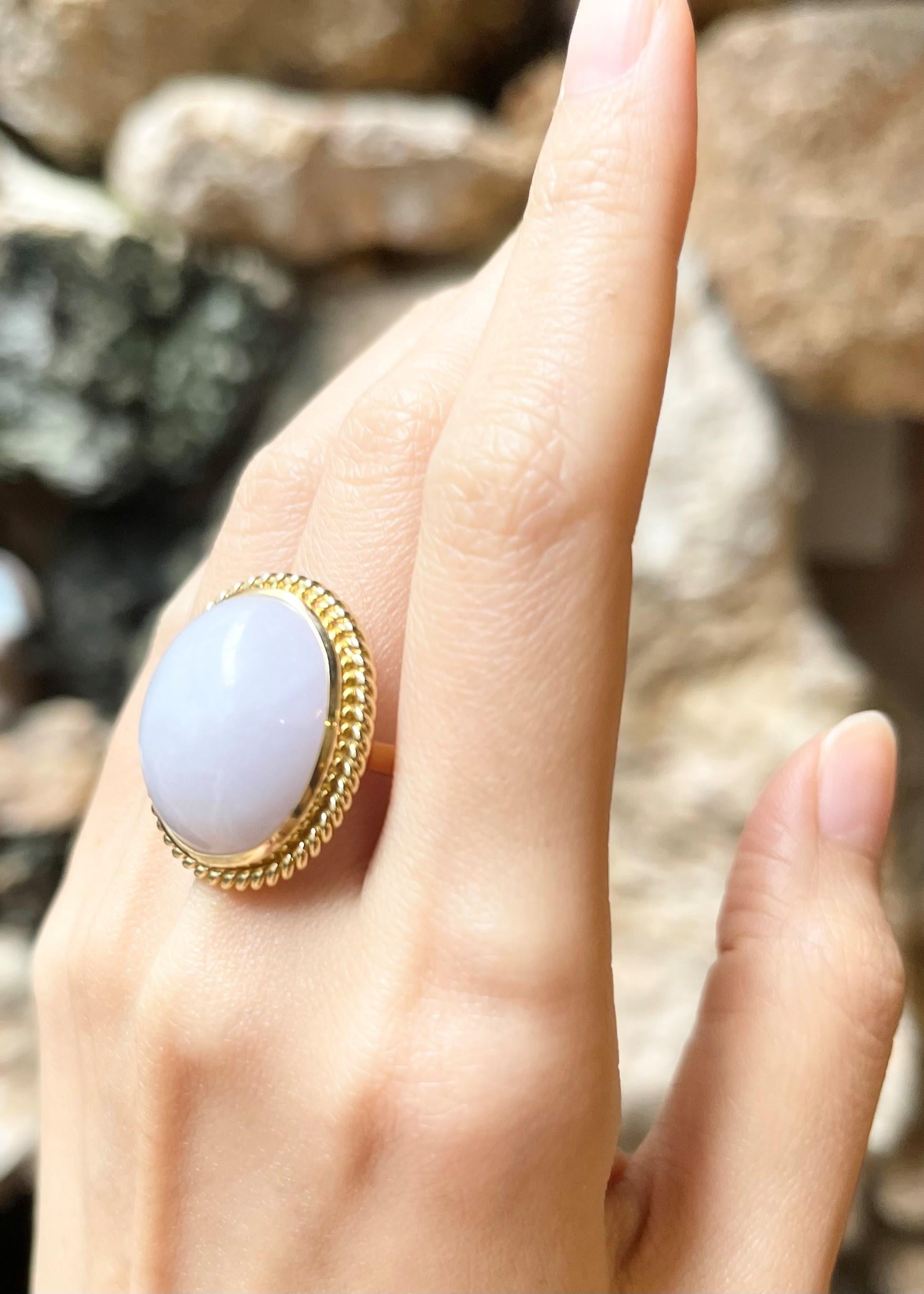 Lavender Jade Ring set in 18K Gold Settings In New Condition For Sale In Bangkok, TH