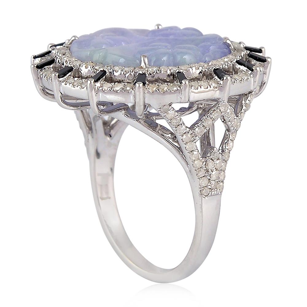 This lovely round carved lavender jade ring with diamonds around and on shank could be your favorite ring, in 18K white gold.

Ring Size 7 ( can be sized )

18KT:2.8g
Dimaond: 1ct
SI:5.11g
JADE:6.95ct 