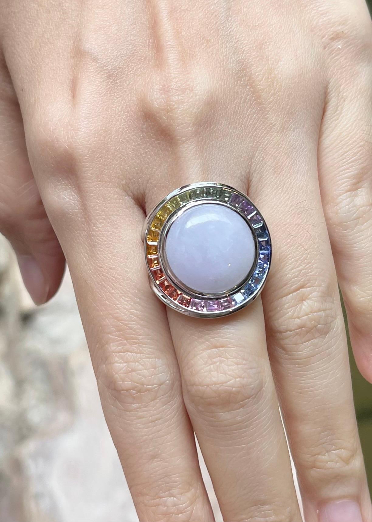 Ring aus lavendelfarbener Jade mit Fancy-Saphir in 18-karätiger Weißgoldfassung (Gemischter Schliff) im Angebot