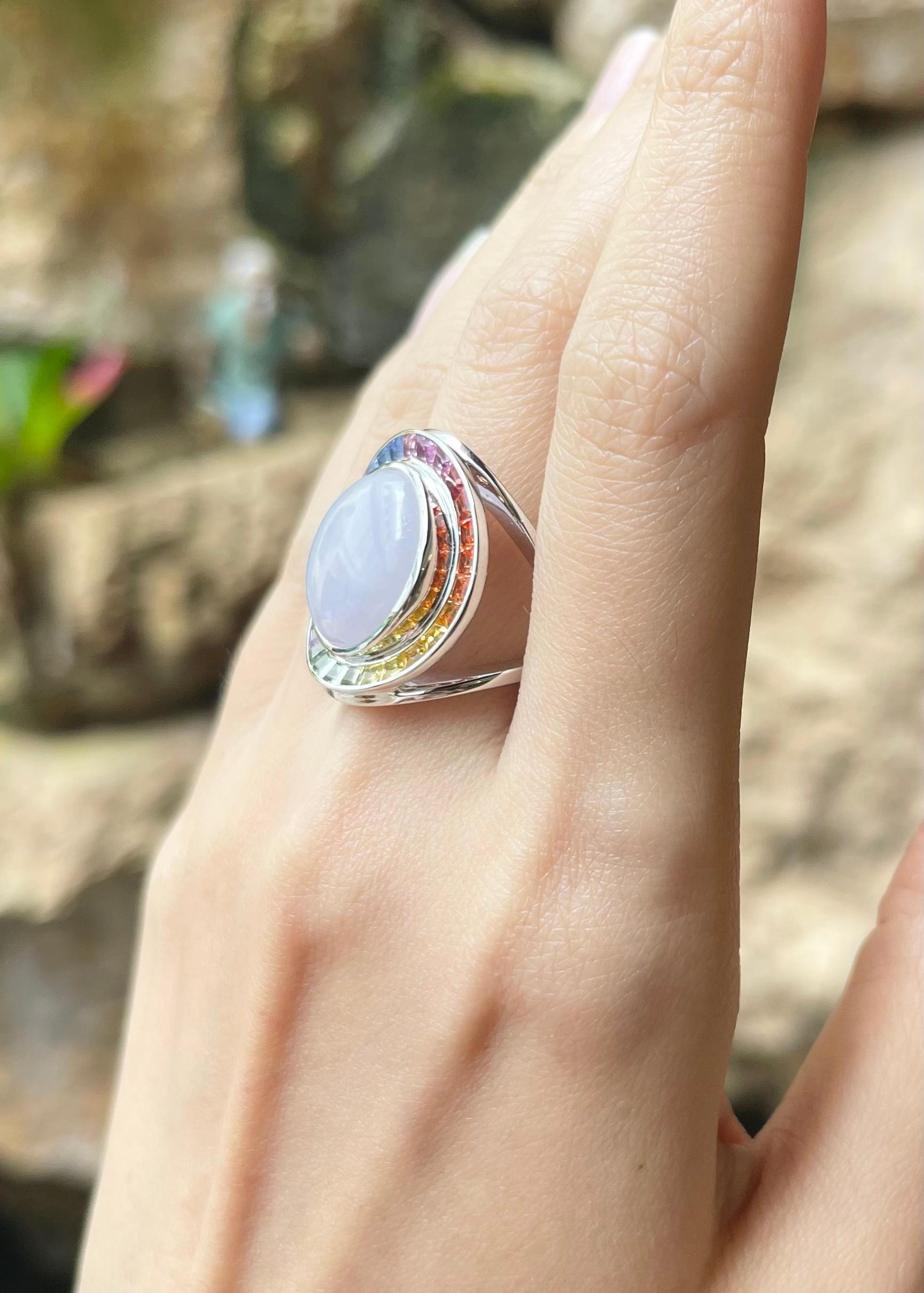 Ring aus lavendelfarbener Jade mit Fancy-Saphir in 18-karätiger Weißgoldfassung im Zustand „Neu“ im Angebot in Bangkok, TH