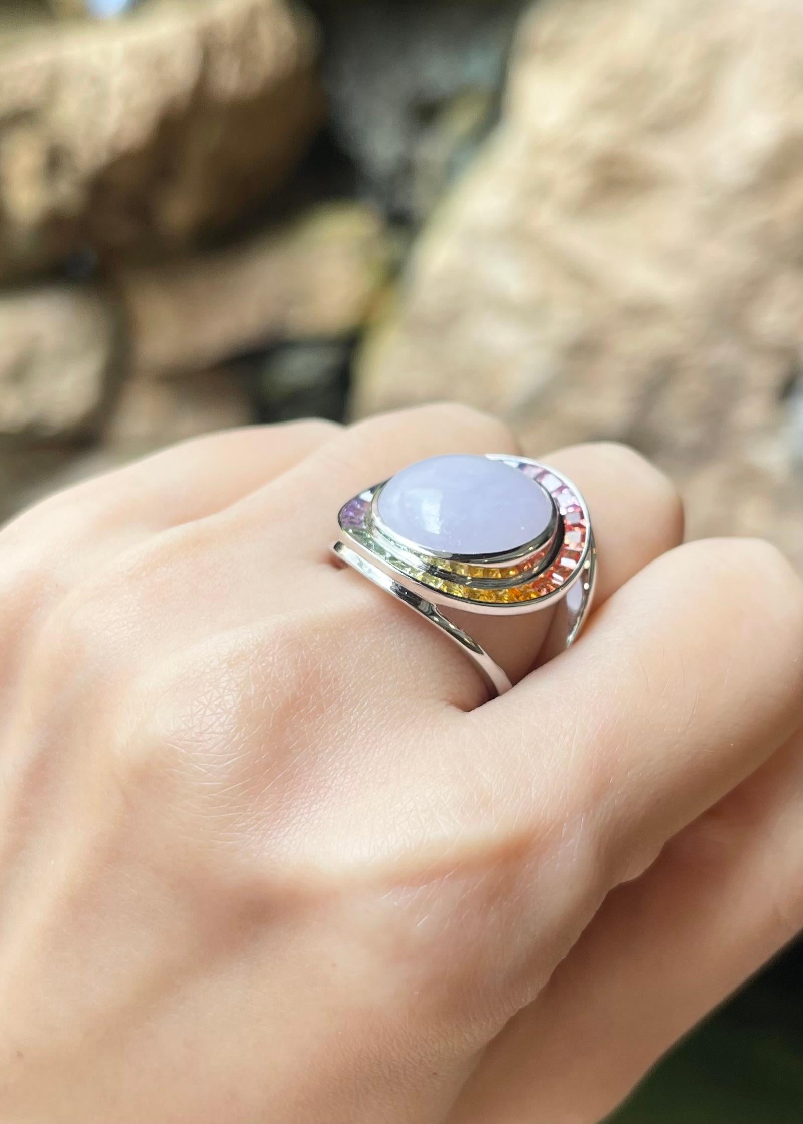 Ring aus lavendelfarbener Jade mit Fancy-Saphir in 18-karätiger Weißgoldfassung Damen im Angebot