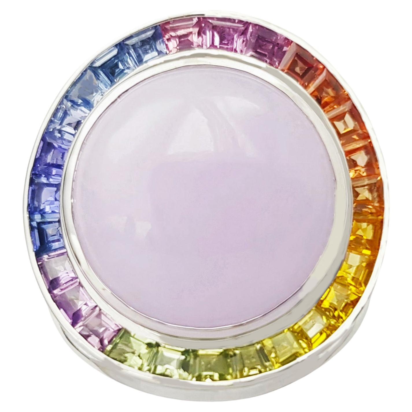 Ring aus lavendelfarbener Jade mit Fancy-Saphir in 18-karätiger Weißgoldfassung im Angebot