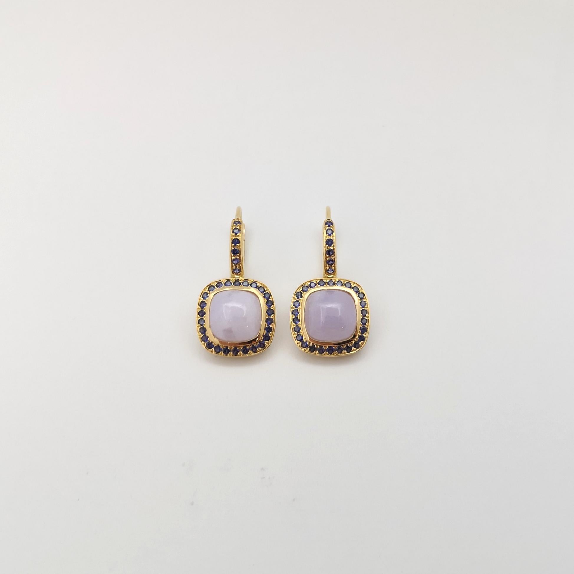 Cabochon Orecchini di giada lavanda e zaffiro viola con montatura in oro 18K in vendita