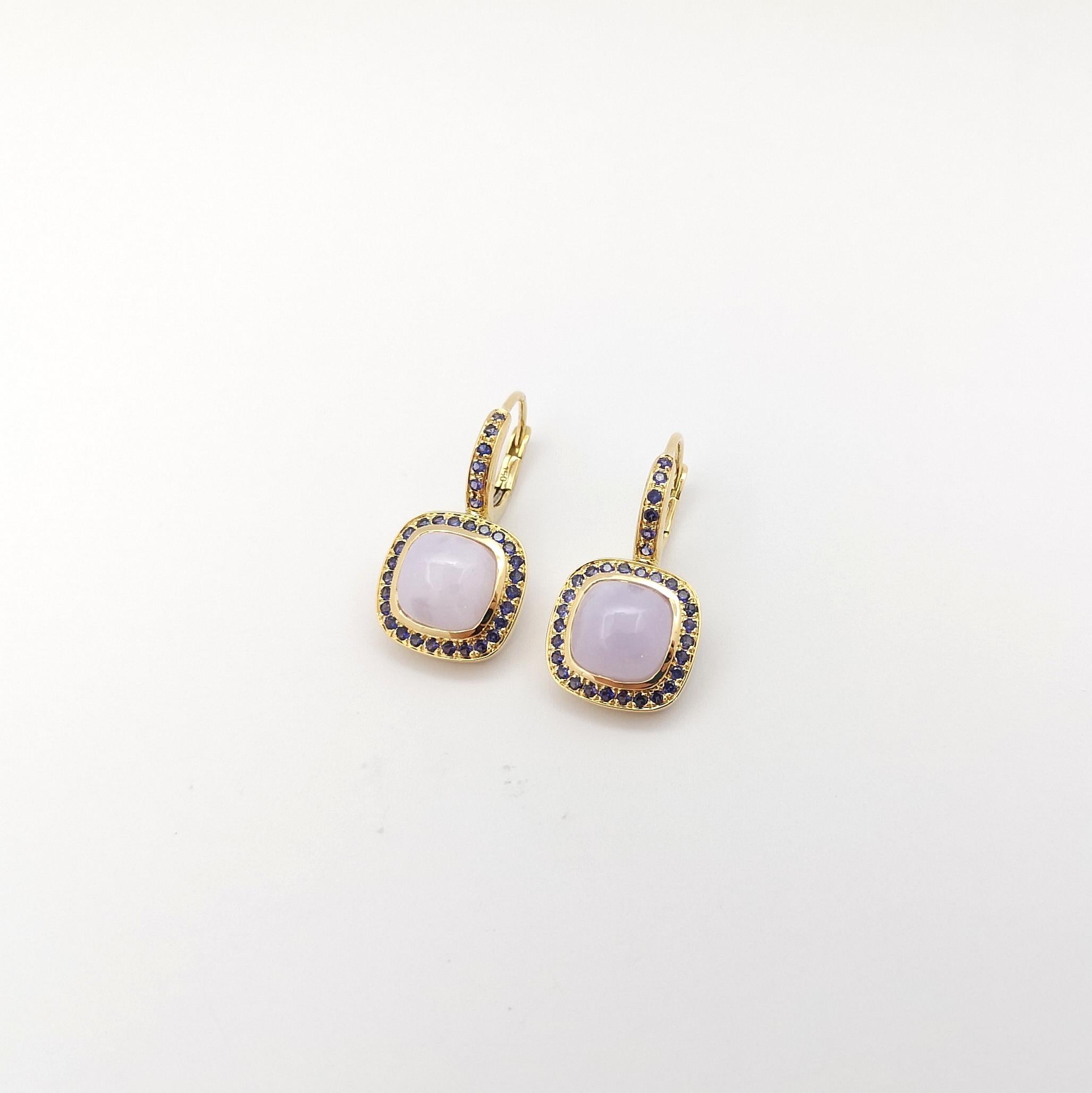 Lavender Jade with Purple Sapphire Earrings set in 18K Gold Settings In New Condition For Sale In Bangkok, TH