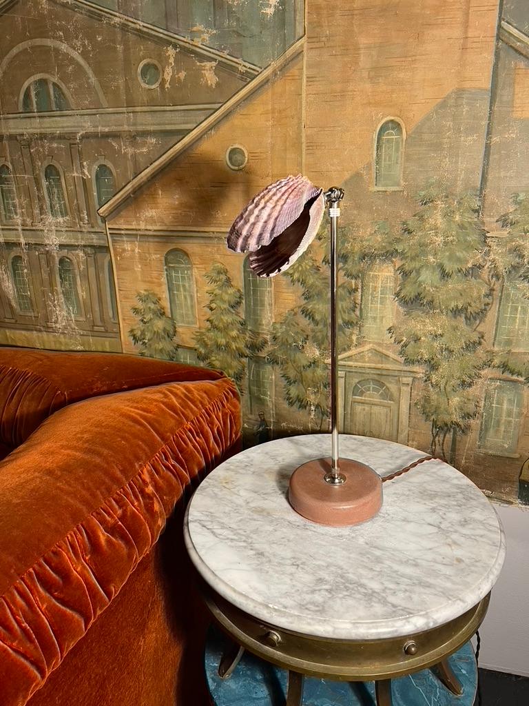 Lámpara de sobremesa 'Pata de León Lavanda' en níquel con pantalla de concha de vieira natural Moderno en venta