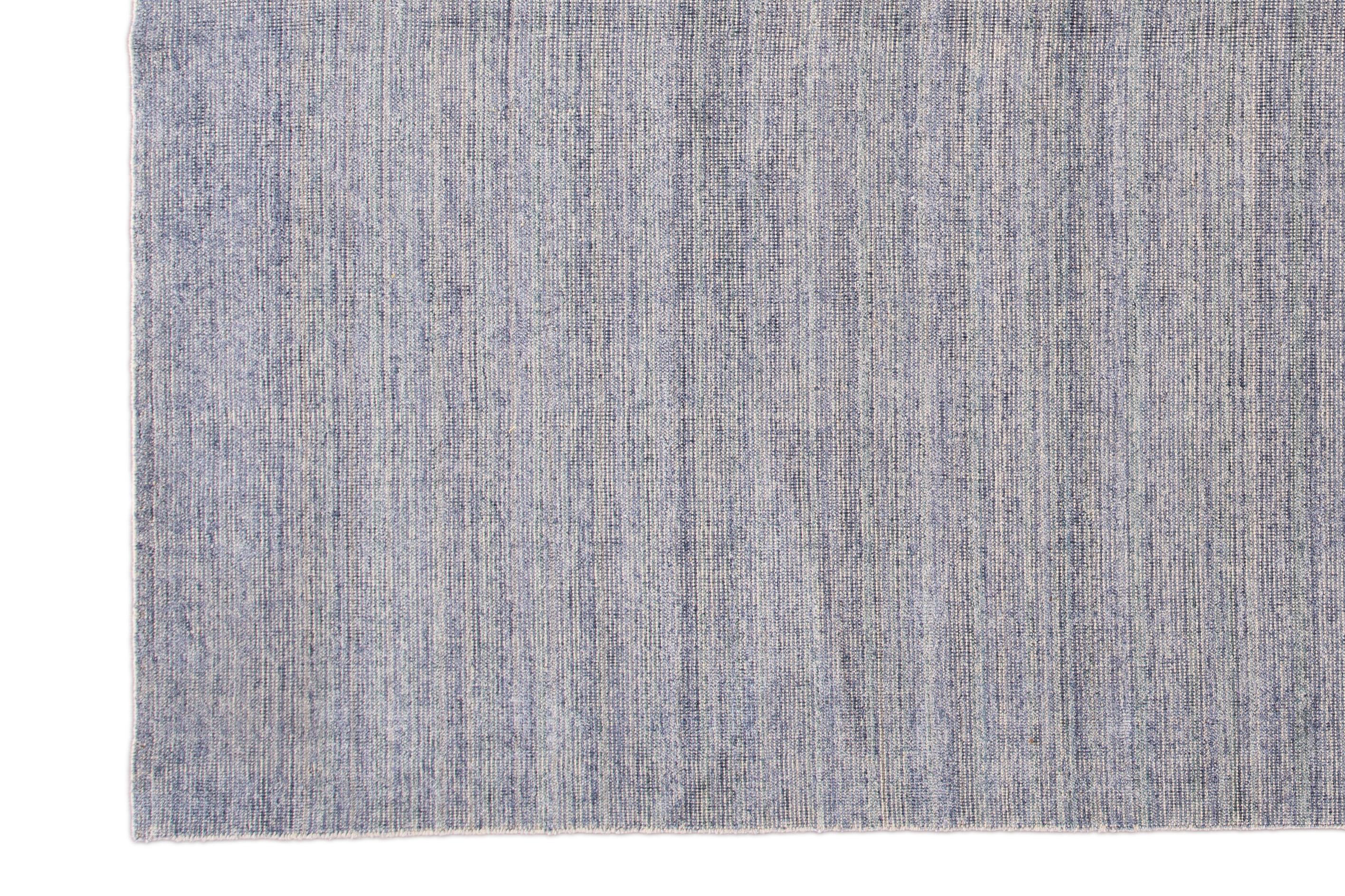 Bellissimo tappeto boho indiano moderno fatto a mano in bambù e seta con campi color lavanda, blu e avorio. Questo tappeto della Boho Collection ha un design a tinta unita all-over.

Questo tappeto misura: 10'0