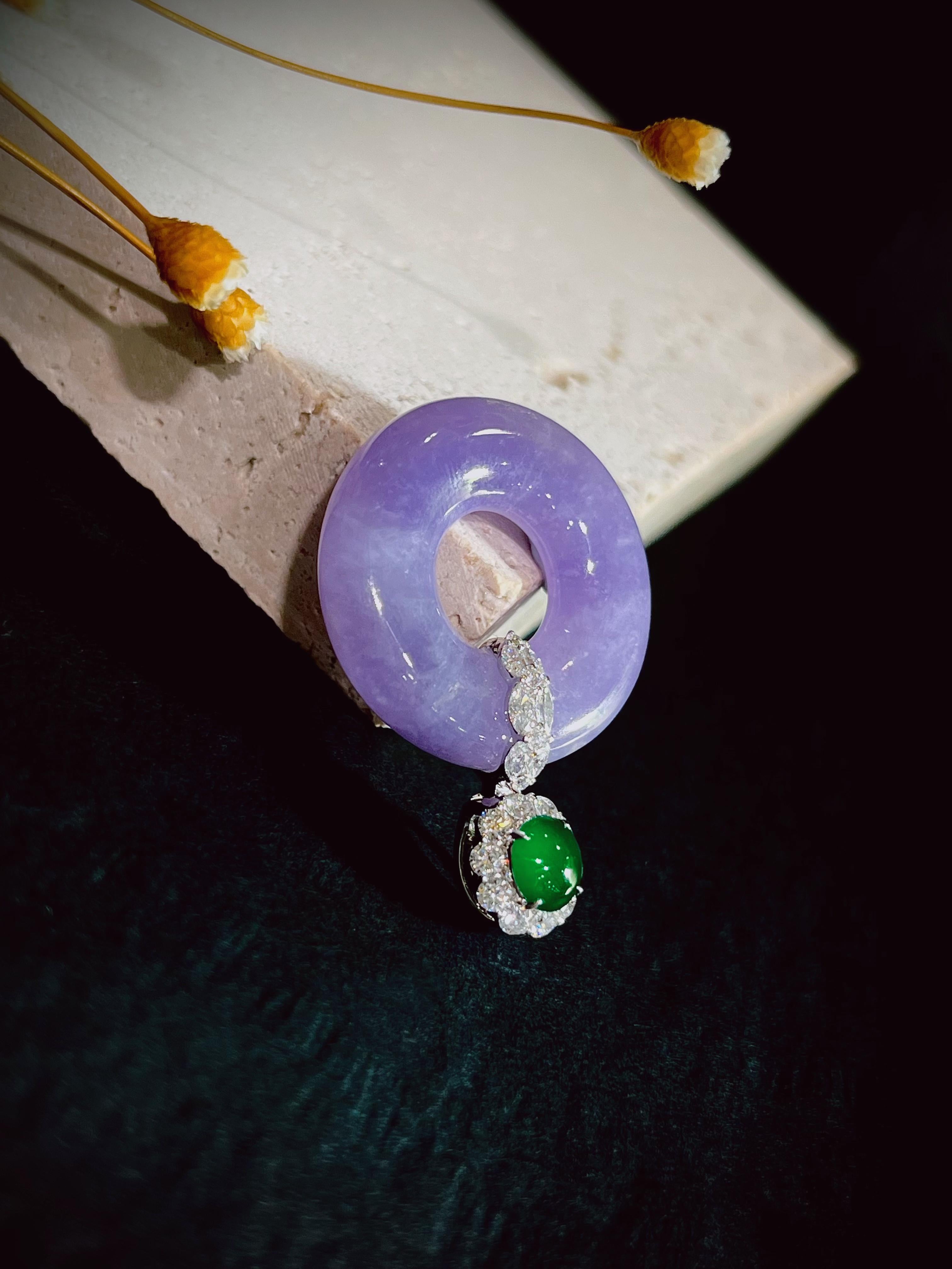 Contemporaneo Ciondolo di giadeite naturale color lavanda e diamanti in oro 18 carati con collana in vendita