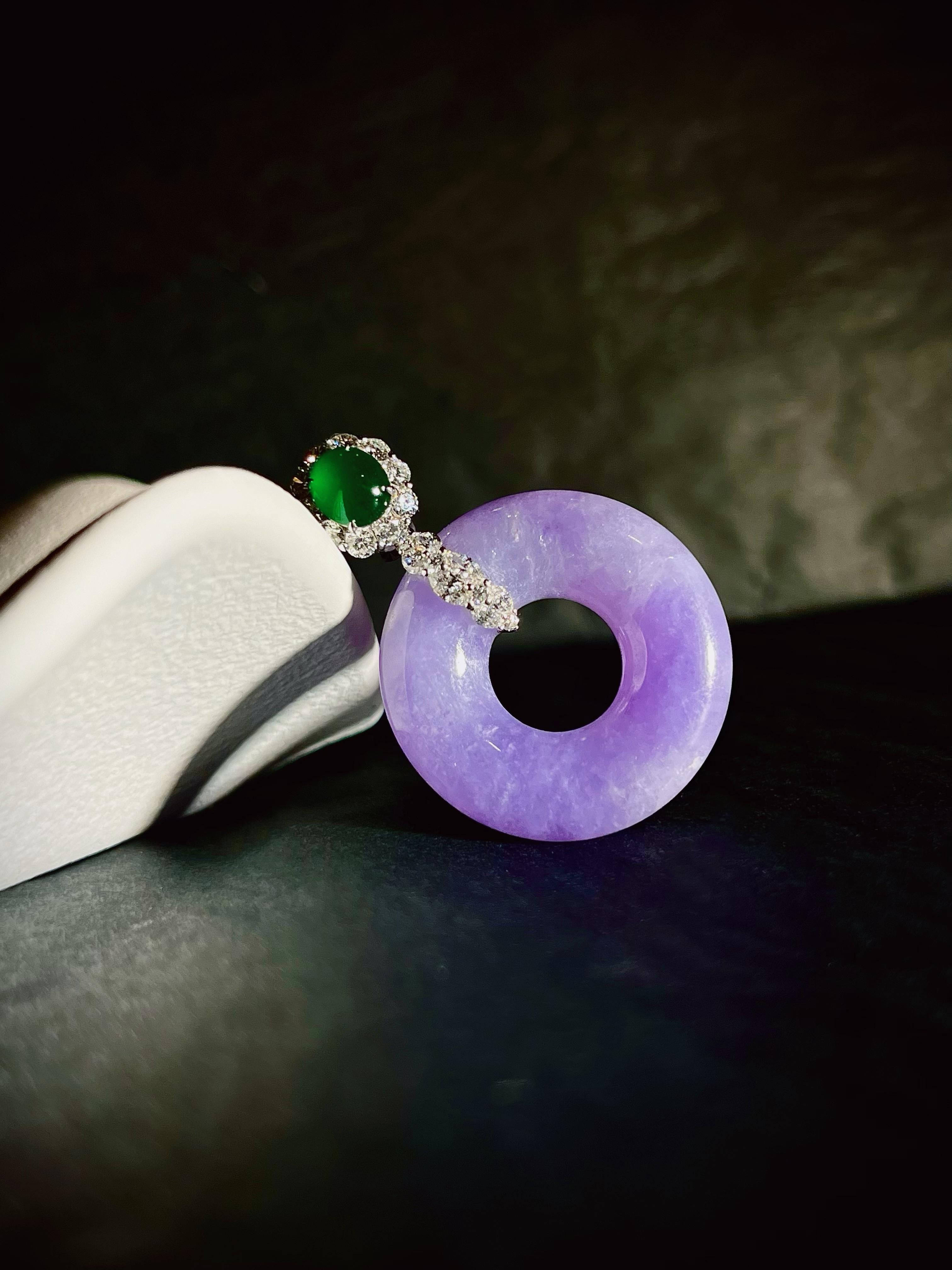 Cabochon Ciondolo di giadeite naturale color lavanda e diamanti in oro 18 carati con collana in vendita