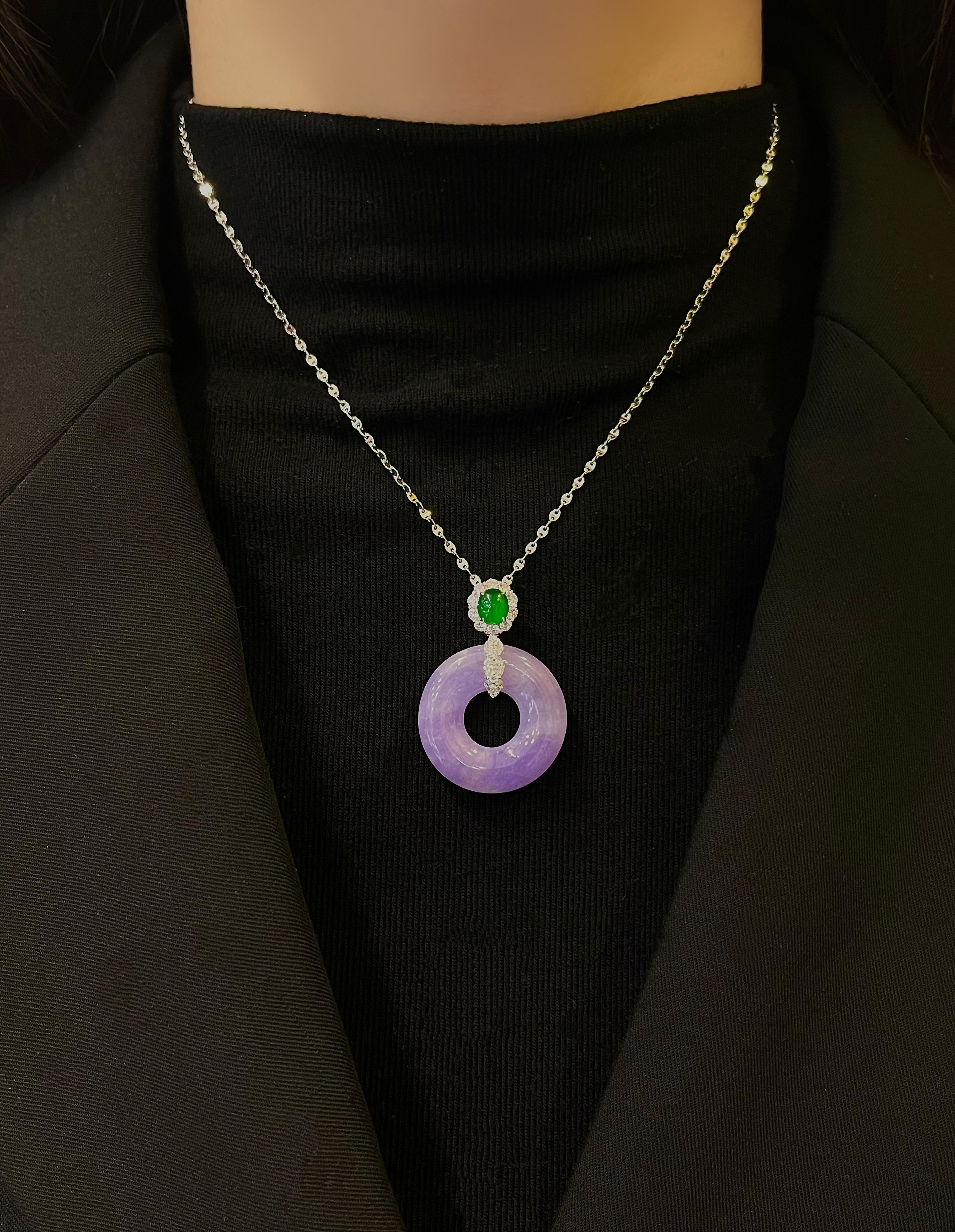 Ciondolo di giadeite naturale color lavanda e diamanti in oro 18 carati con collana in vendita 2
