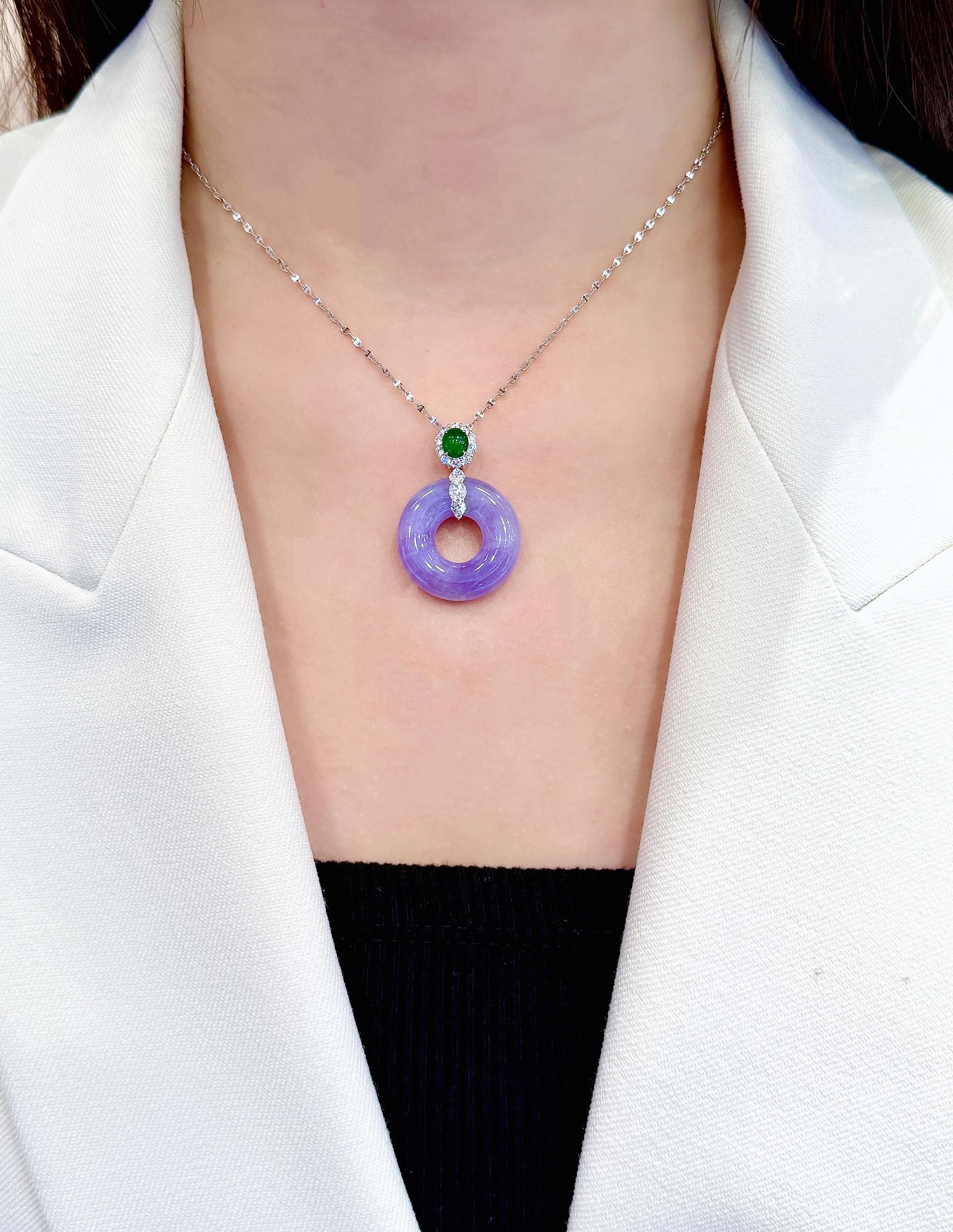 Colgante de jadeíta natural lavanda y diamantes en oro de 18 quilates con collar en venta 2