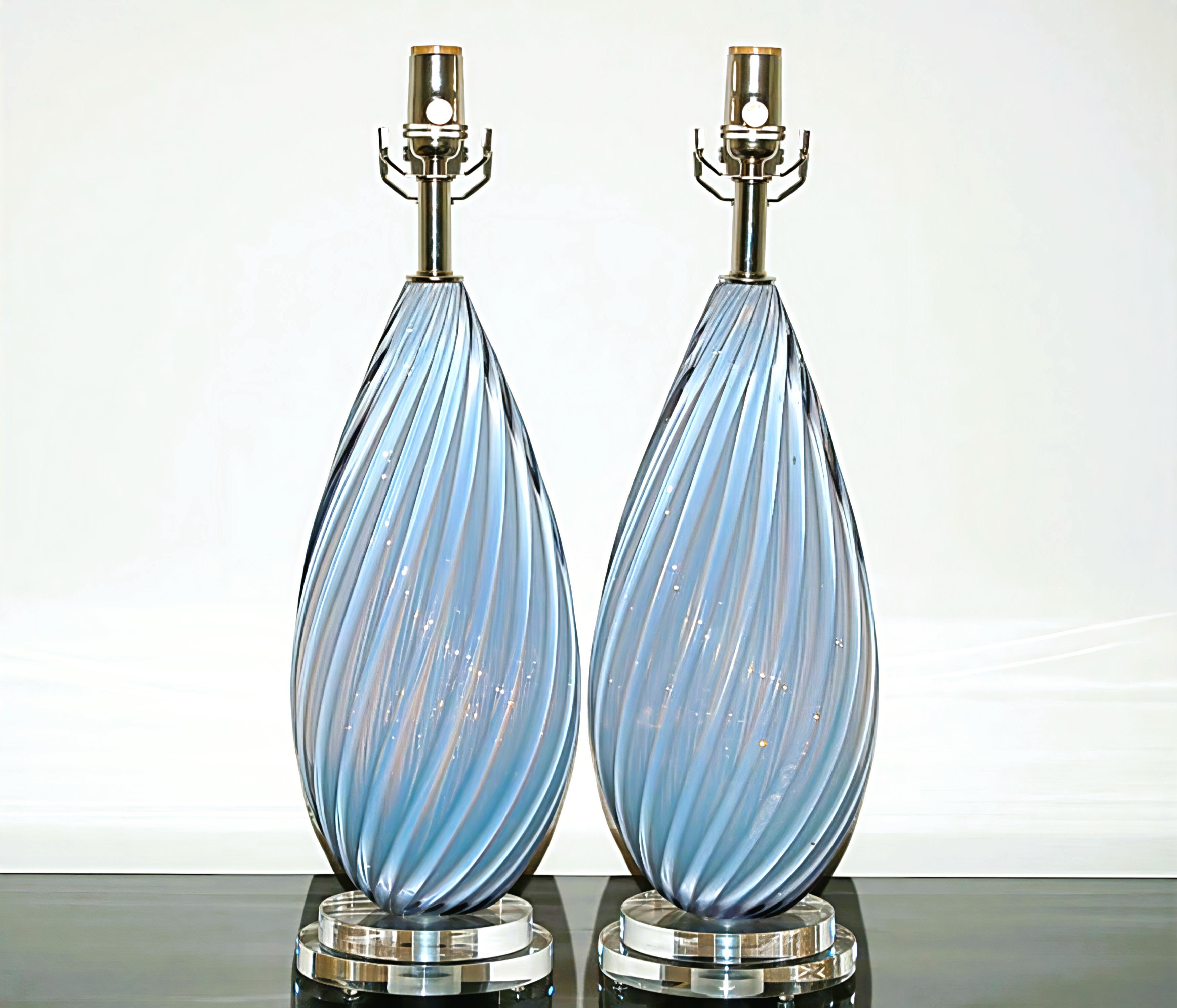 Une paire parfaitement assortie de lampes fortement nervurées de SOFT LAVENDER, vers les années 1950.  L'opaline soufflée dans le verre donne à la couleur une qualité et une profondeur magiques. Ils apparaissent bleus sous certaines lumières et