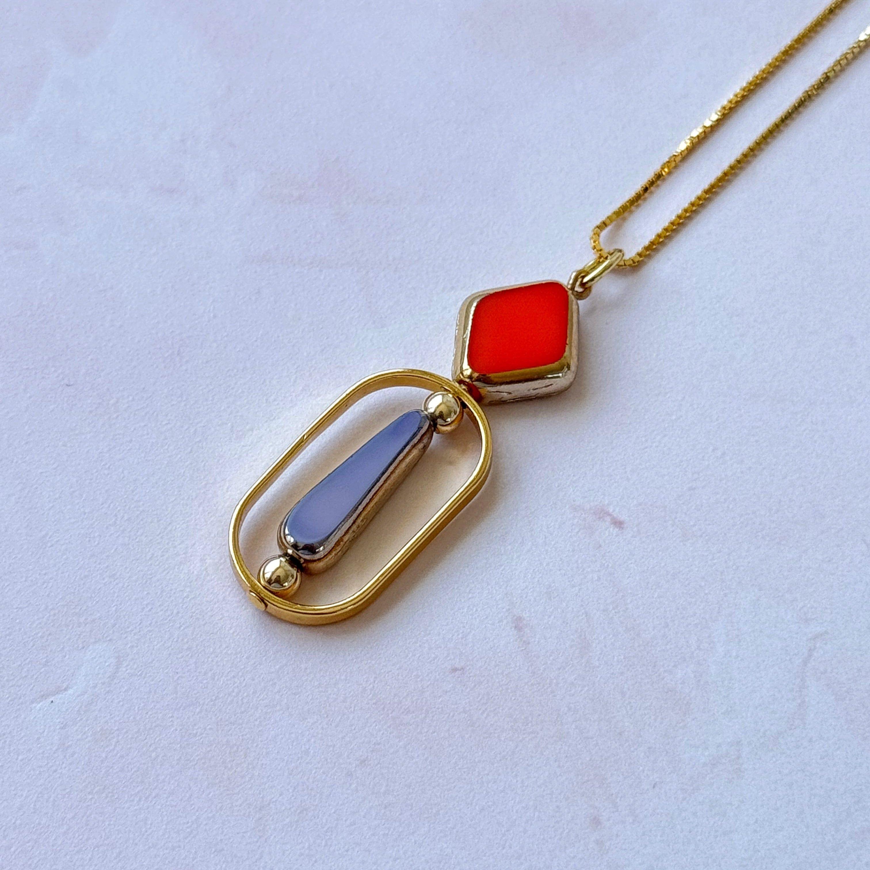 I ciondoli sono perle di vetro tedesco vintage di nuova produzione, incorniciate da oro 22 carati. Le perline sono state pressate a mano tra gli anni '50 e '70. Non ce ne sono due esattamente uguali. Non sono più in produzione e quindi sono rare e