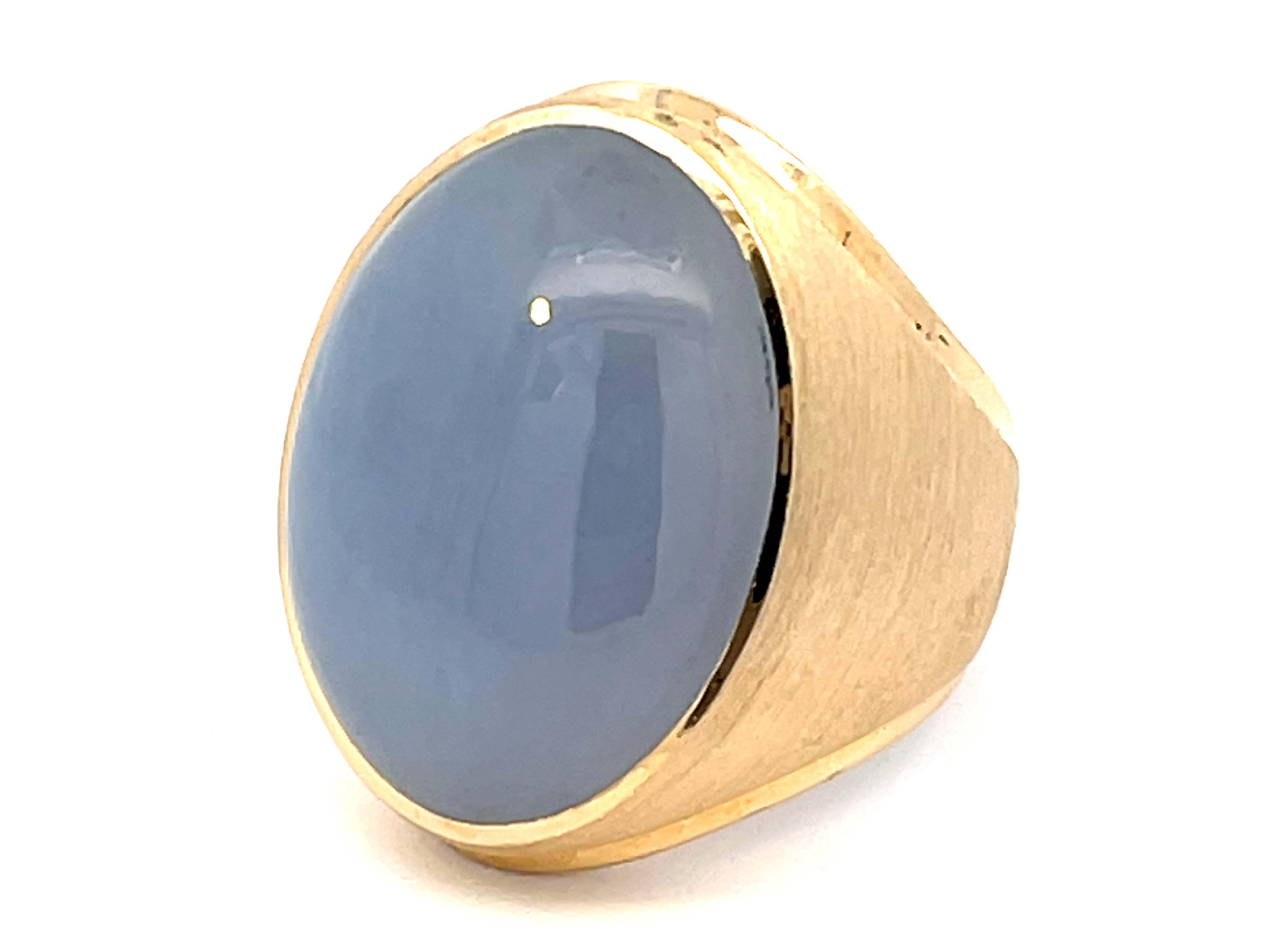 Lavender Oval Cabochon Jade Ring with Satin Finish in 14k Yellow Gold In Excellent Condition In Honolulu, HI