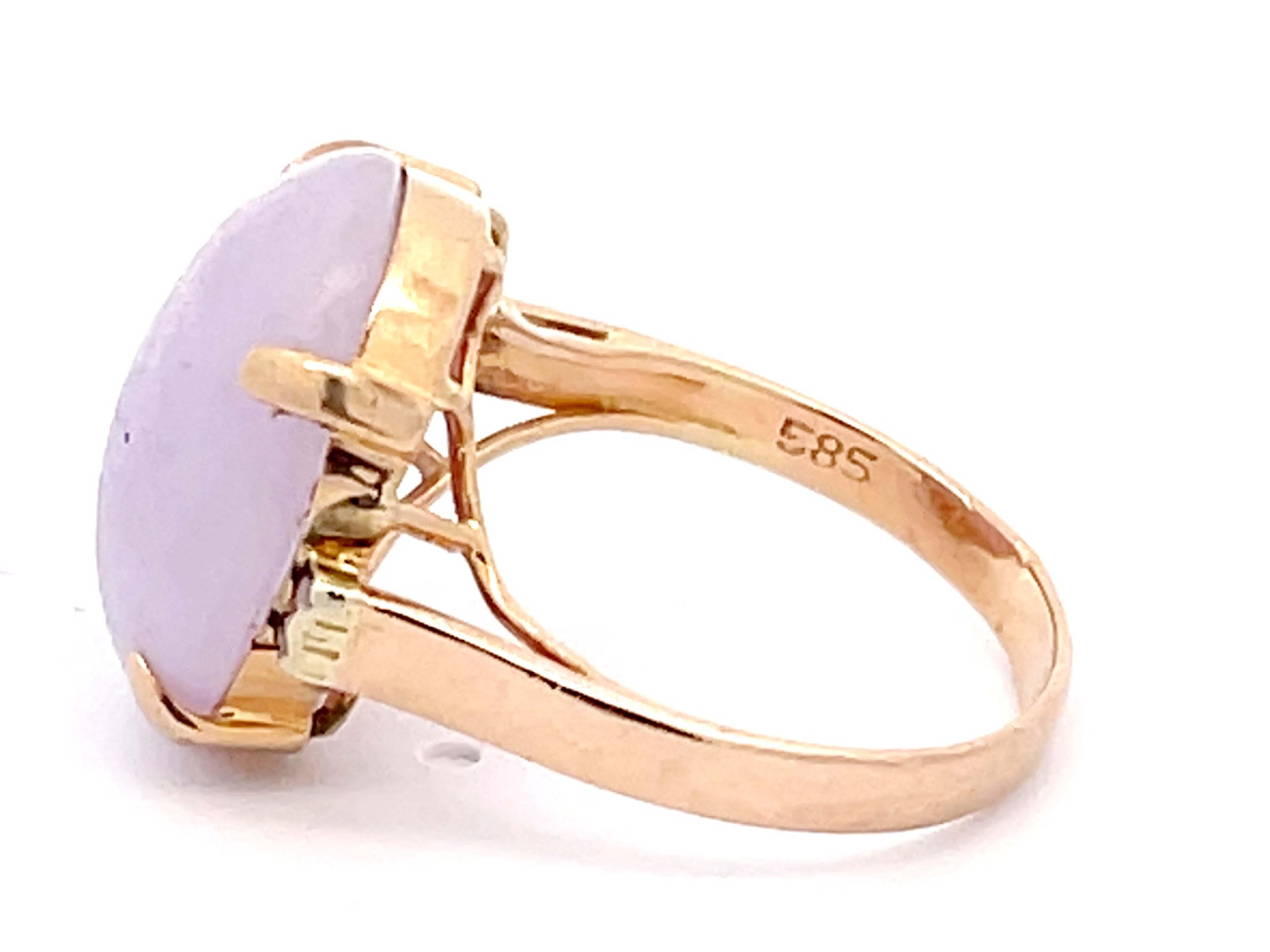 Lavender Oval Jade Cabochon Ring in 14k Yellow Gold In Excellent Condition For Sale In Honolulu, HI