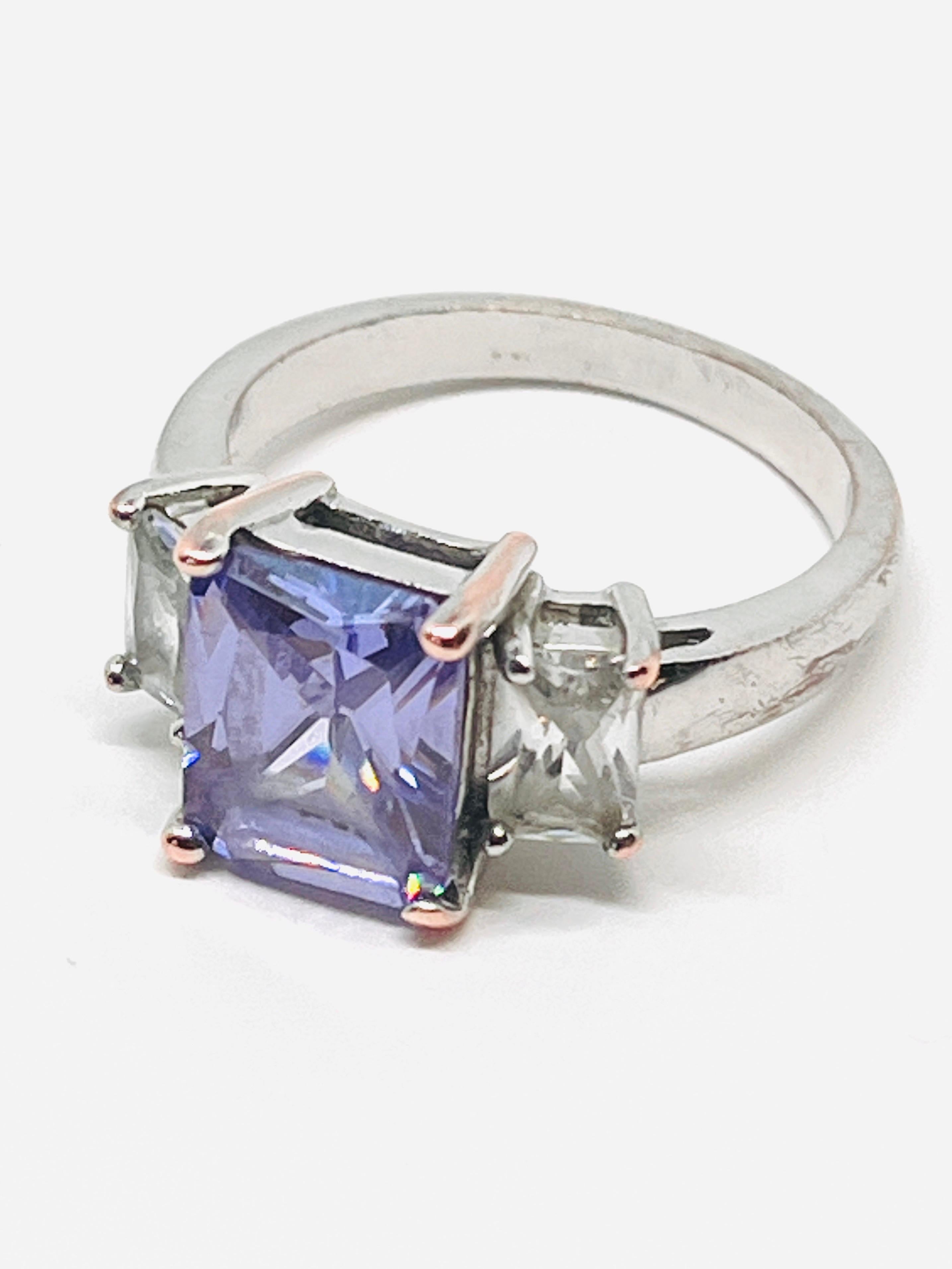 Cubic Zirconia centrale taglio principessa viola lavanda, due accenti baguette trasparenti in vendita 4