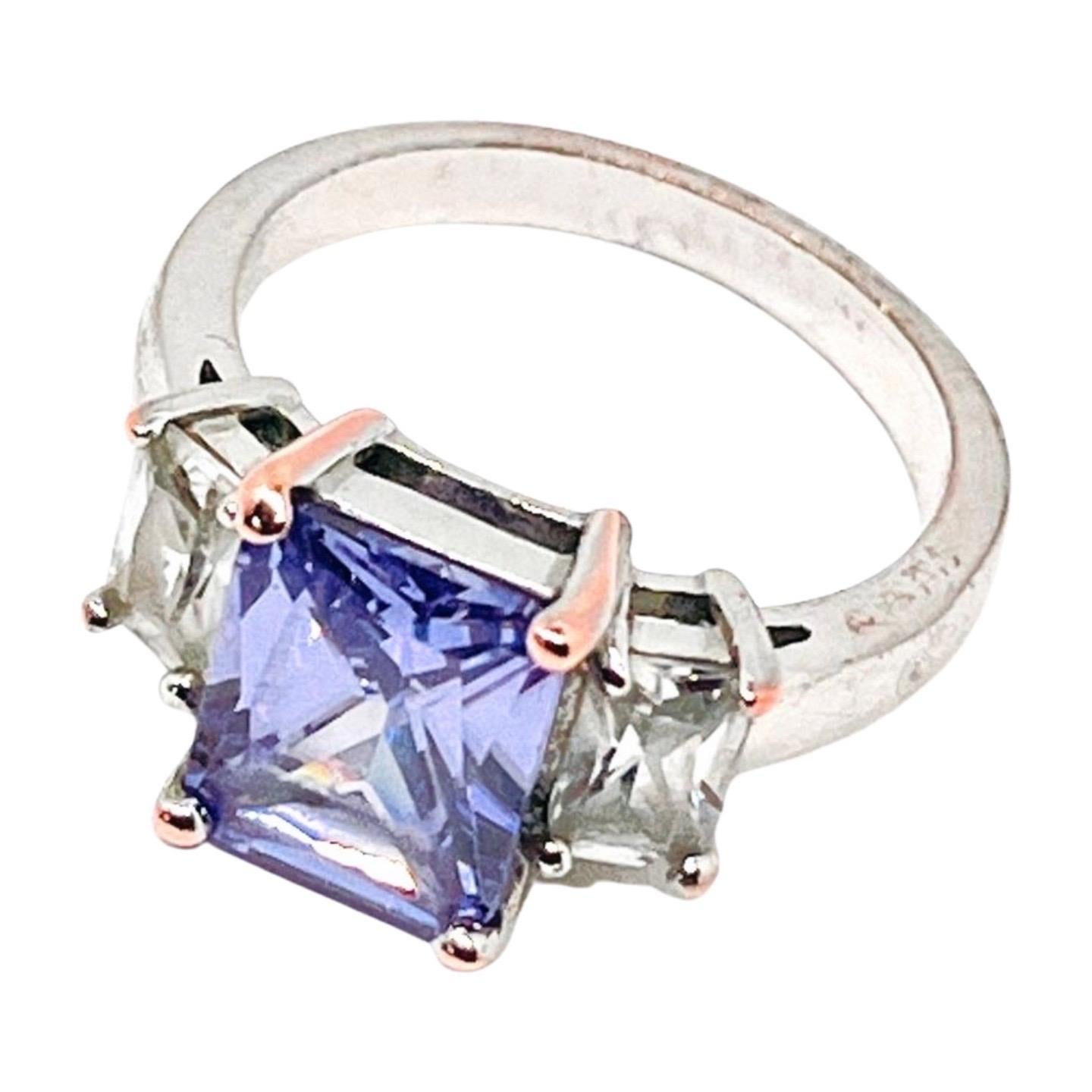 Contemporaneo Cubic Zirconia centrale taglio principessa viola lavanda, due accenti baguette trasparenti in vendita