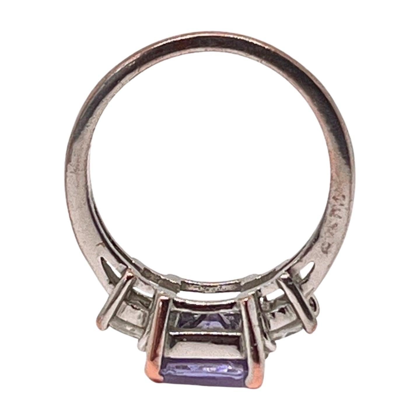 Taglio princess Cubic Zirconia centrale taglio principessa viola lavanda, due accenti baguette trasparenti in vendita