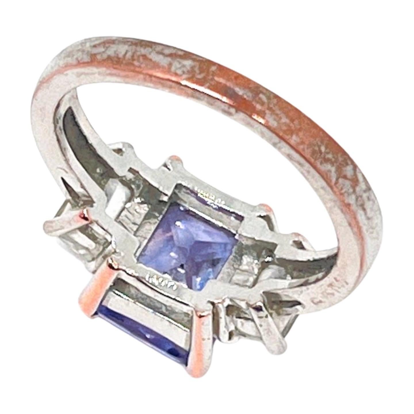 Cubic Zirconia centrale taglio principessa viola lavanda, due accenti baguette trasparenti In condizioni discrete in vendita a Lynnwood, WA