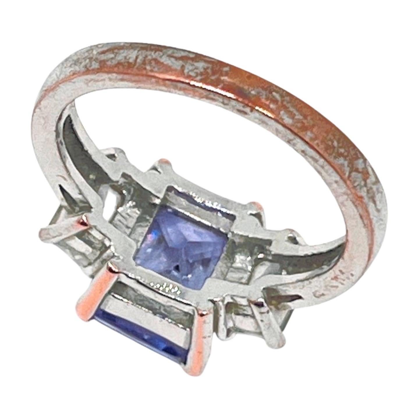 Cubic Zirconia centrale taglio principessa viola lavanda, due accenti baguette trasparenti in vendita 1