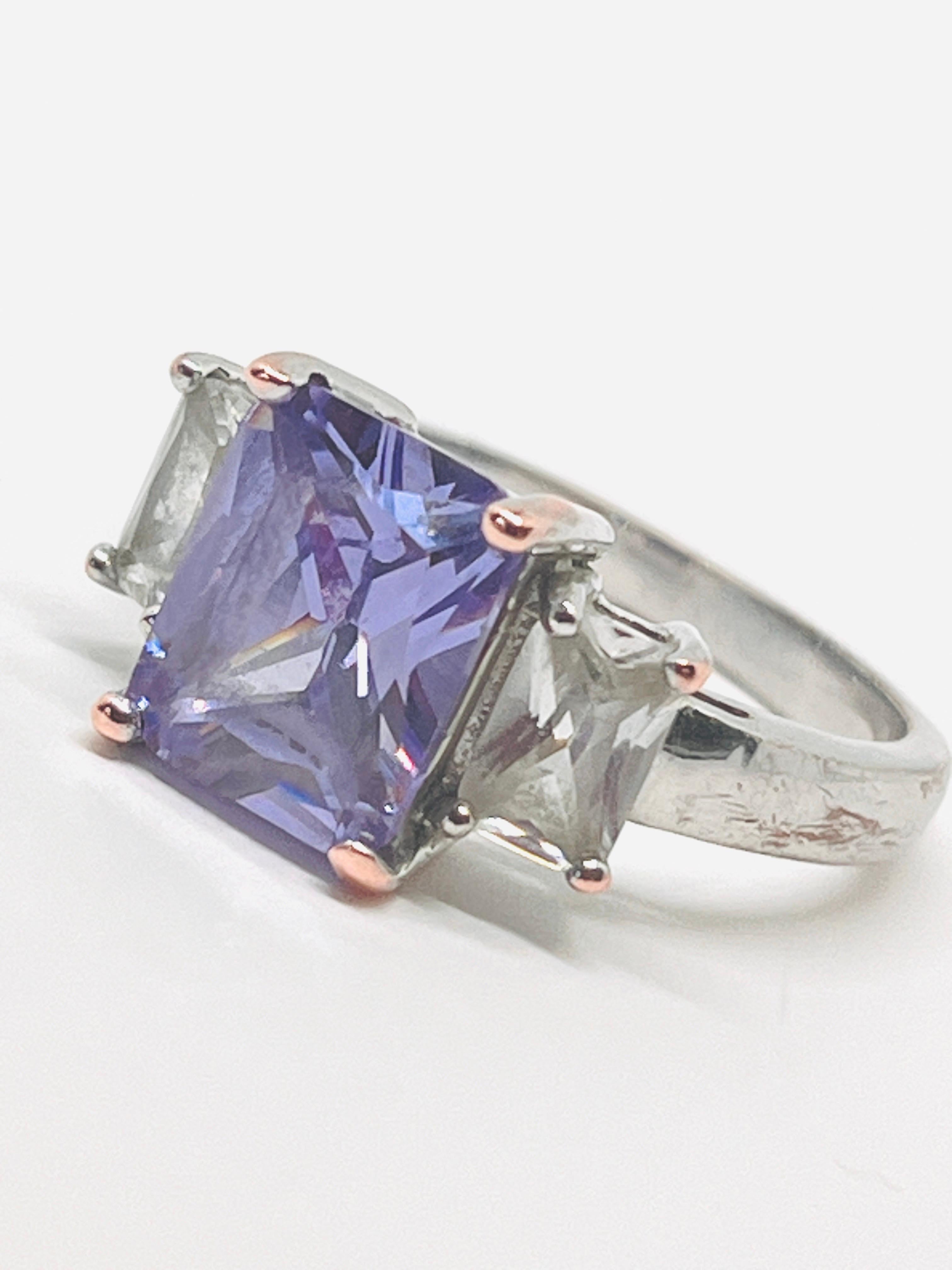 Cubic Zirconia centrale taglio principessa viola lavanda, due accenti baguette trasparenti in vendita 3