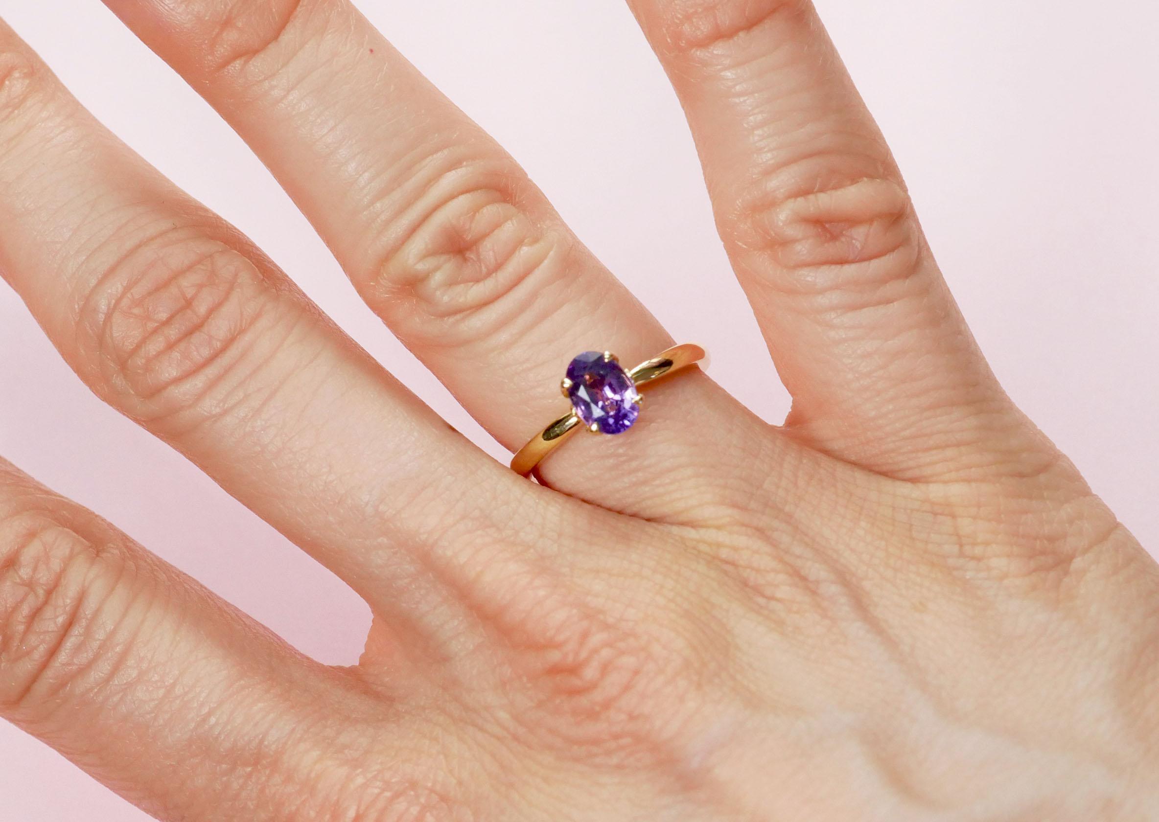 For Sale:  Lavender Sapphire Solitaire Ring in 18 Karat Yellow Gold 2