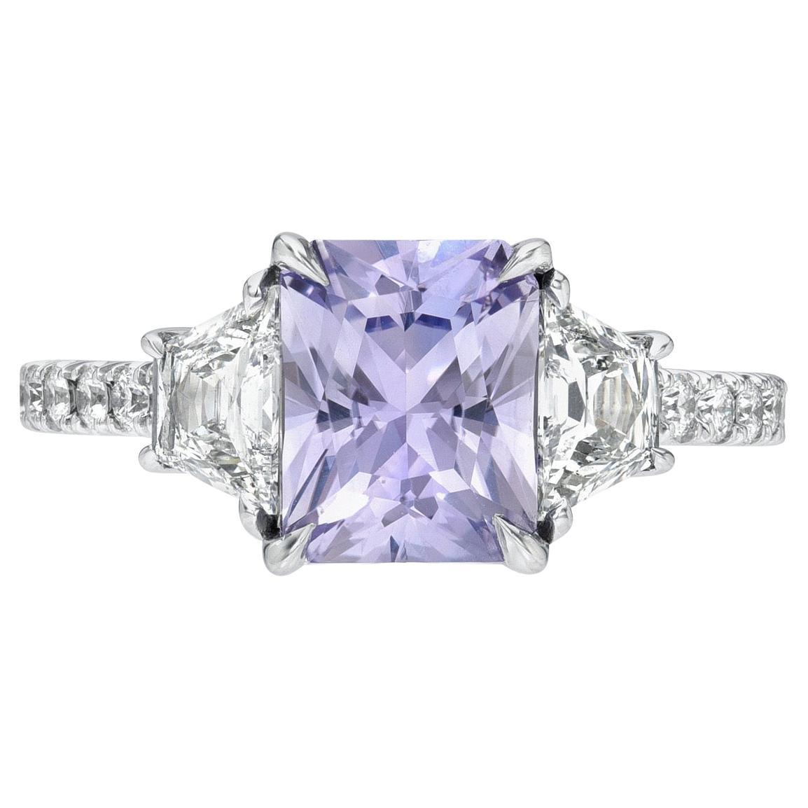 Dreisteiniger Platin-Diamantring mit lavendelfarbenem Saphir und Saphir - perfektes Luxusgeschenk