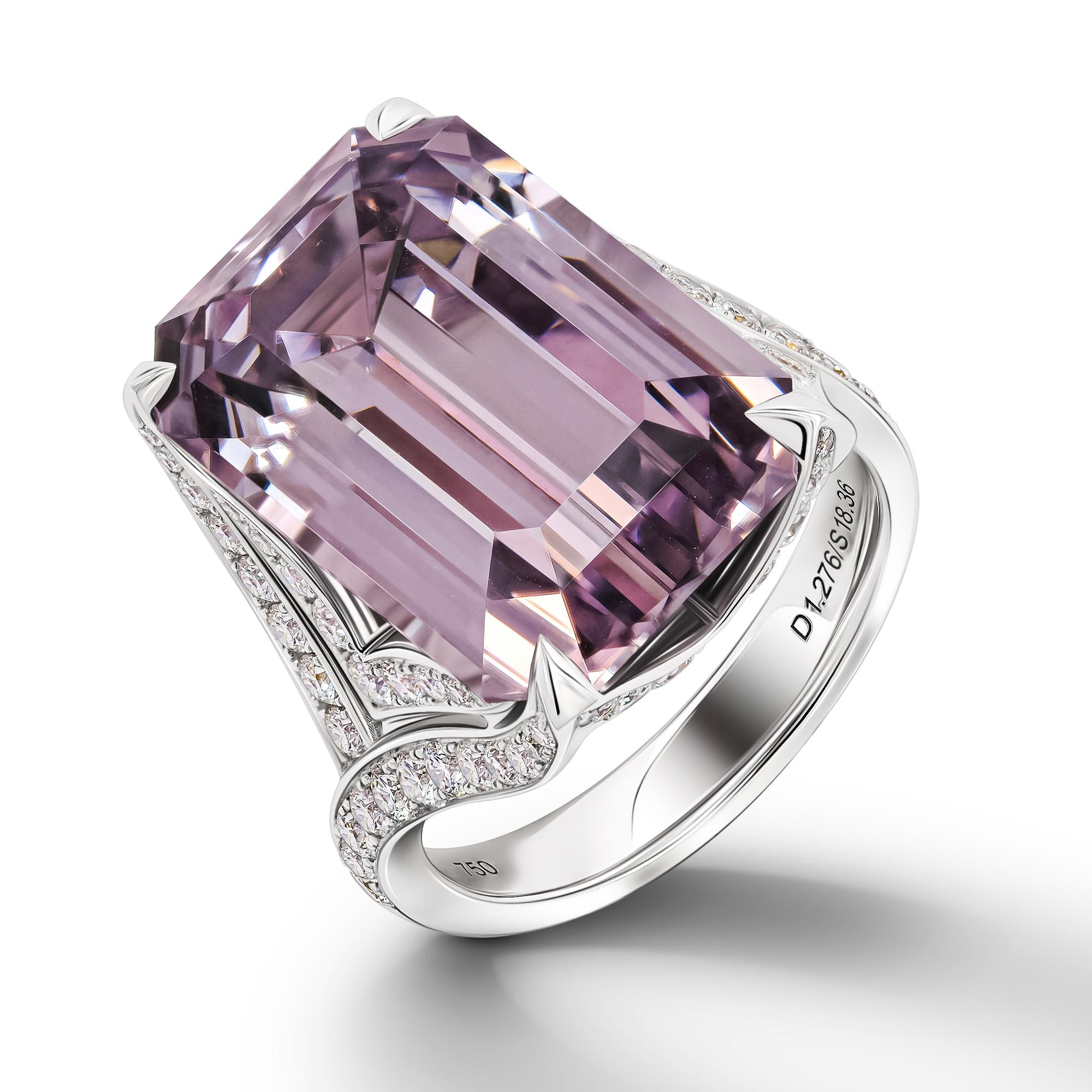 
•	18k Weißgold Lavendel Spinell im Smaragdschliff Gesamtkaratgewicht 18,36. 
•	Diamanten, 100 Stück rundgeschliffene Diamanten - Gesamtkaratgewicht 1,28.  
•	Produktgewicht - 11,13 Gramm.
•	GRS-zertifiziert. Bericht Nr. GRS2018-057234.
