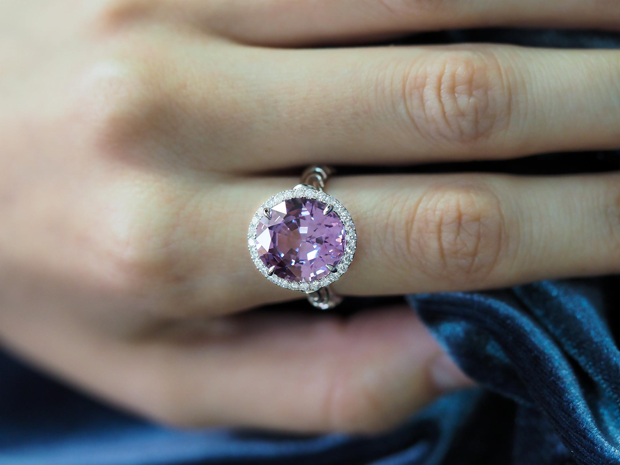 Lavender Spinel Ring, 18 K White Gold and Diamonds Lavender Spinel Ring In New Condition For Sale In Bangkok, TH