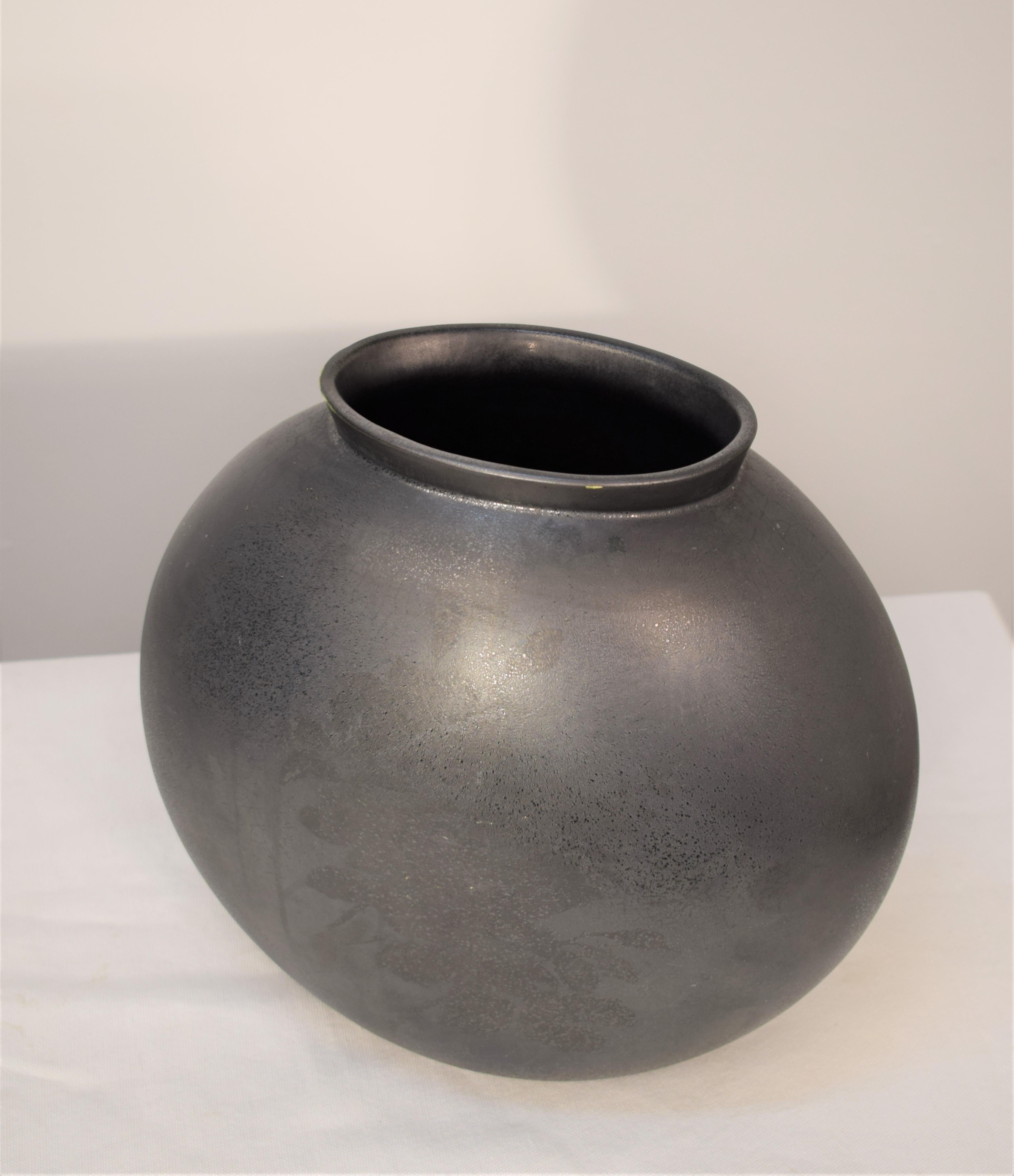 Lavenia vase by Guido Andlovitz, 1930s.
Ceramic.
Dimensions: H= 30 cm; W= 32 cm; D= 18 cm.