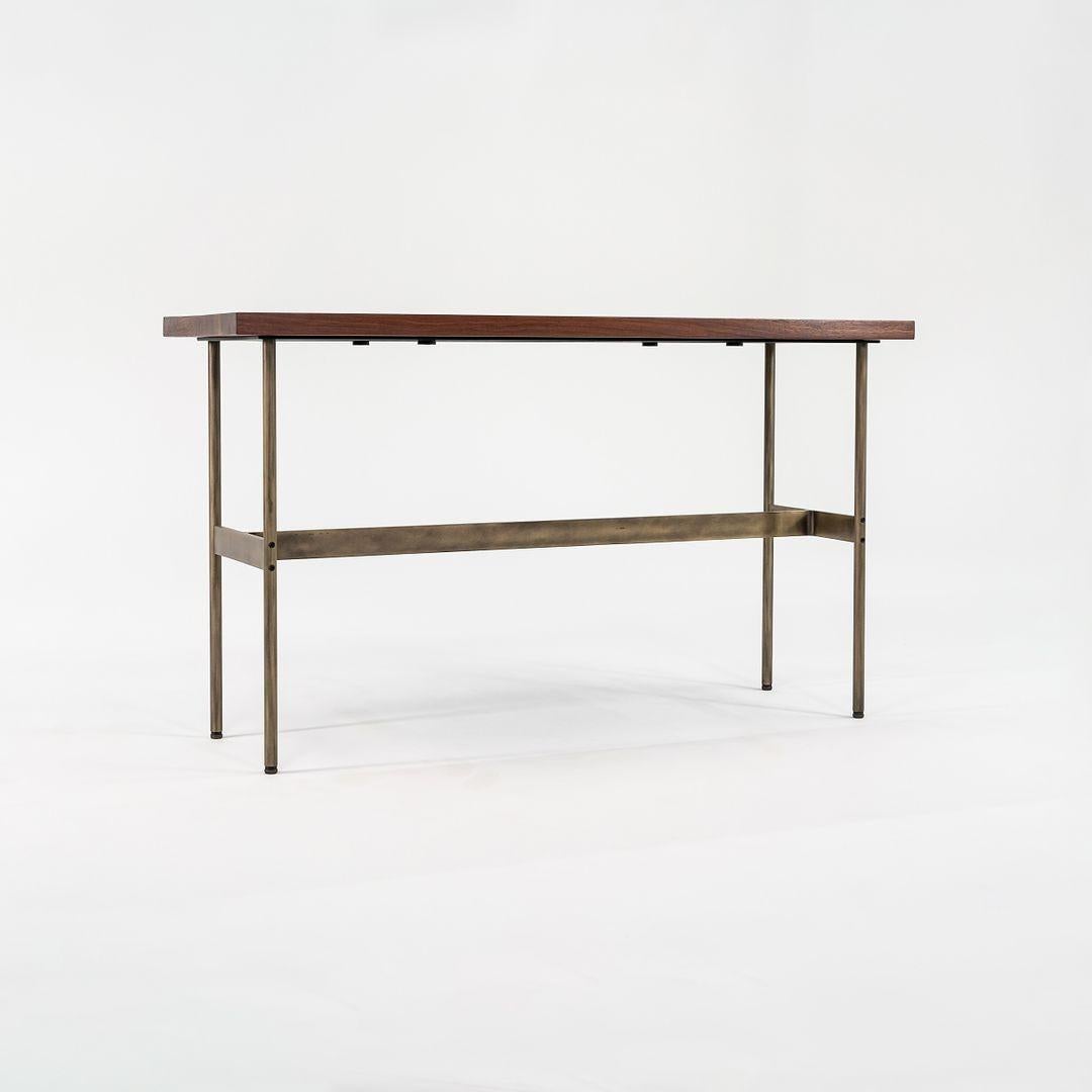 Moderne Table console Laverne avec plateau en noyer massif sur cadre en bronze antique moyen en vente