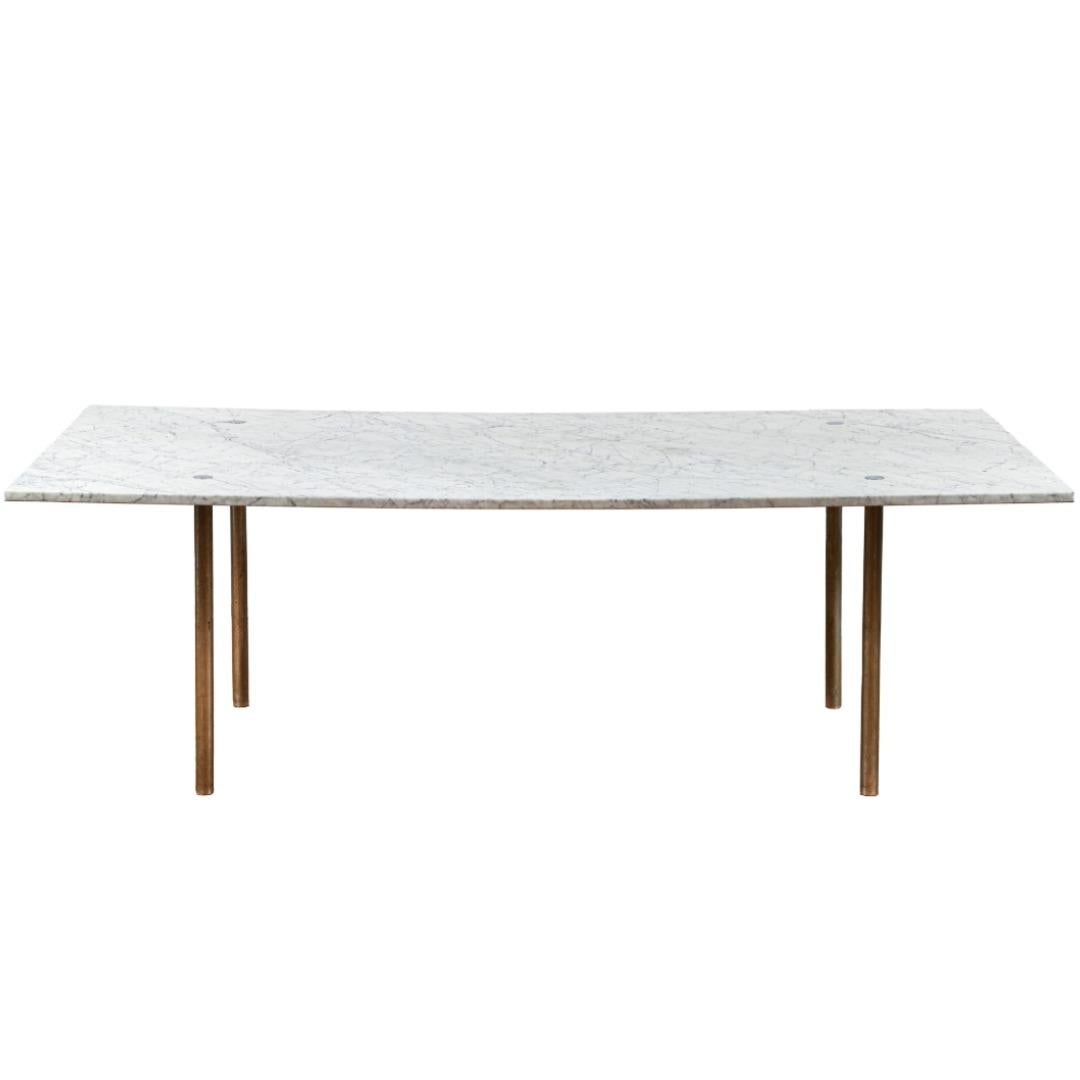 Ejemplo icónico del diseño moderno de mediados de siglo, esta mesa de comedor americana, diseñada en 1953, presenta un tablero rectangular de mármol Carrera sostenido por cuatro patas cilíndricas de acero cromado. La elegante combinación de mármol